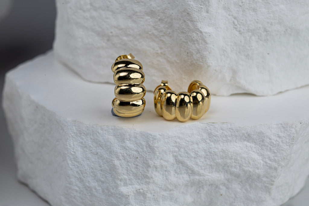 18k Gold Filled Scalloped C-Hoop Earrings – Vintage Charm, Modern Elegance & Handcrafted in Brazil