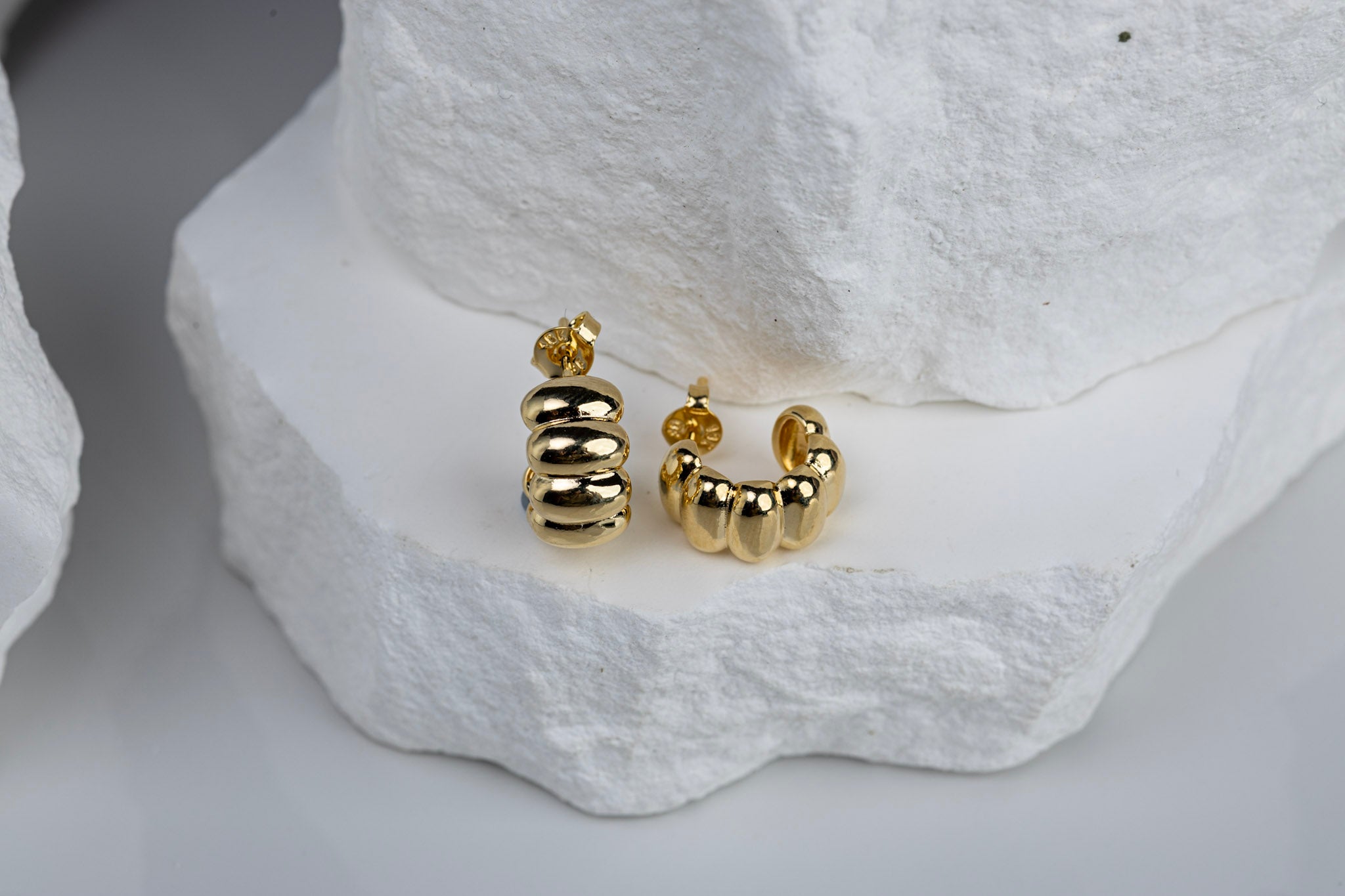 18k Gold Filled Scalloped C-Hoop Earrings – Vintage Charm, Modern Elegance & Handcrafted in Brazil