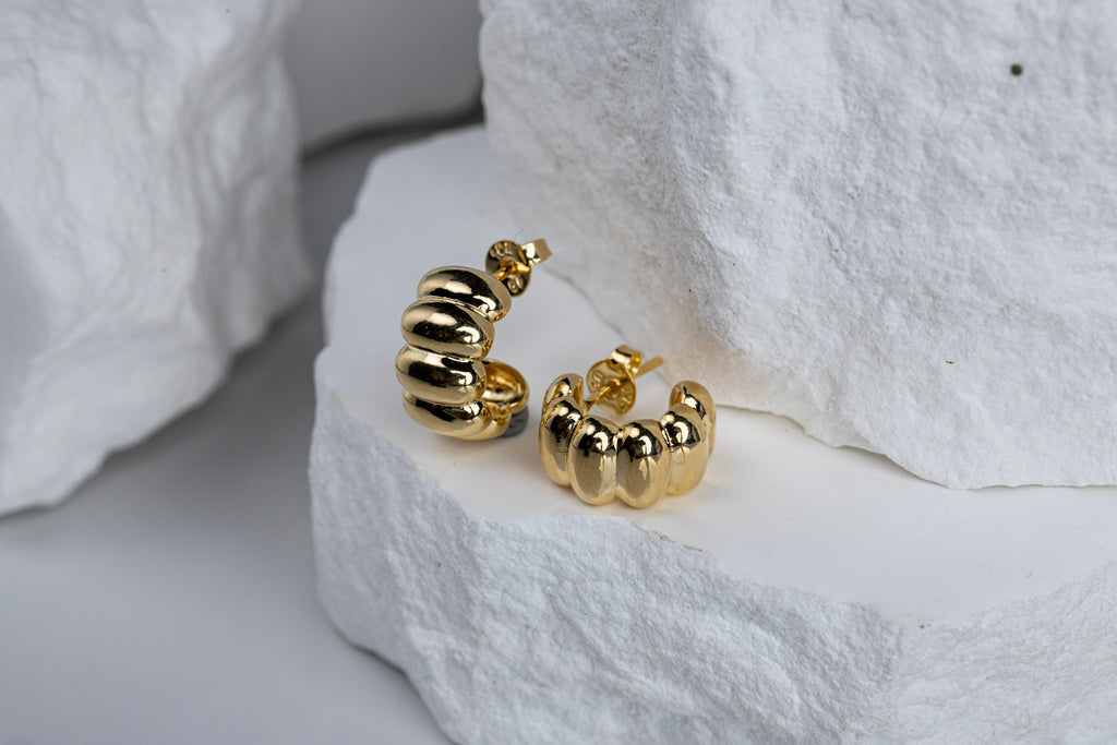 18k Gold Filled Scalloped C-Hoop Earrings – Vintage Charm, Modern Elegance & Handcrafted in Brazil