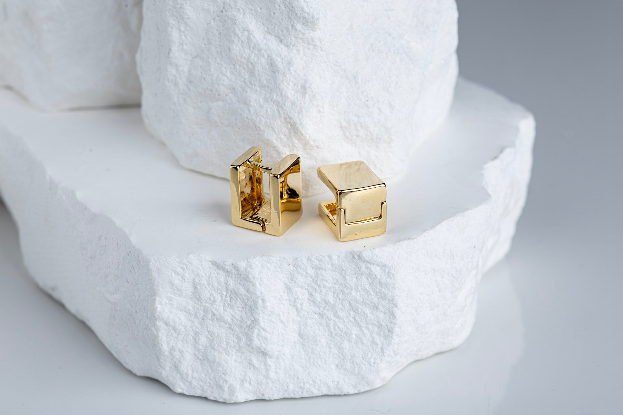 CAMi 18k Gold Filled Square Clicker Earrings – Modern, Bold & Lasting Shine