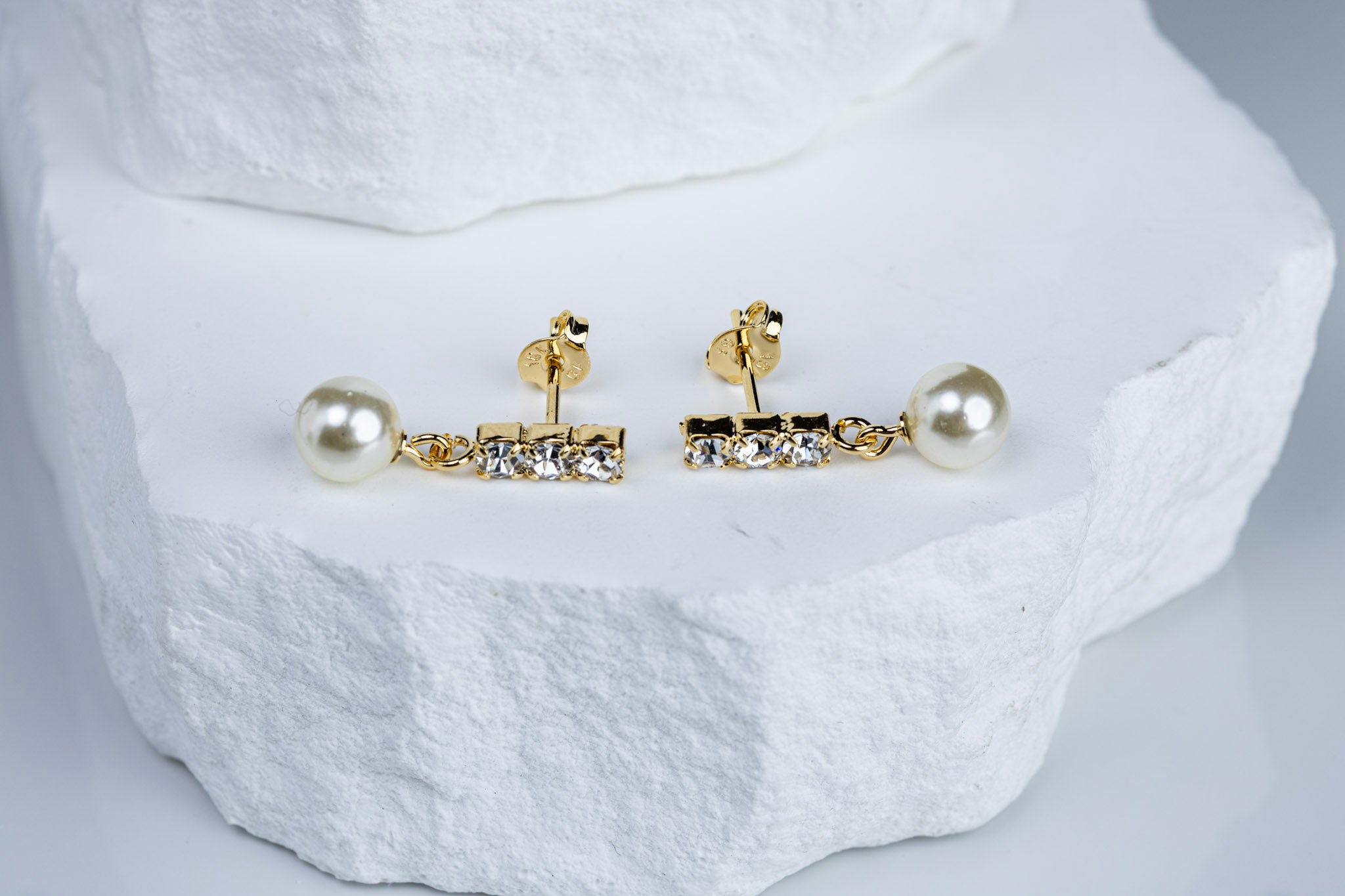 CAMi 18k Gold Filled Drop Pearl Earrings – Classic, Elegant & Handcrafted in Brazil