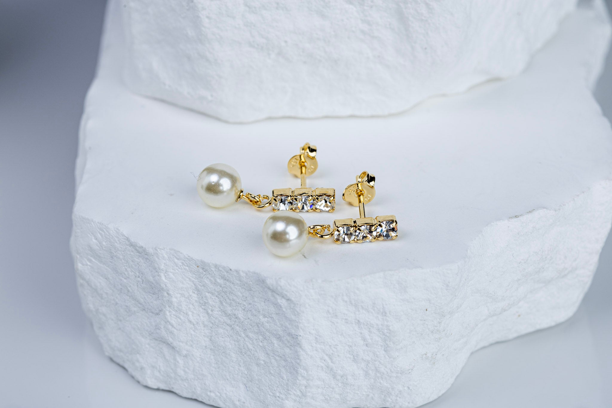 CAMi 18k Gold Filled Drop Pearl Earrings – Classic, Elegant & Handcrafted in Brazil