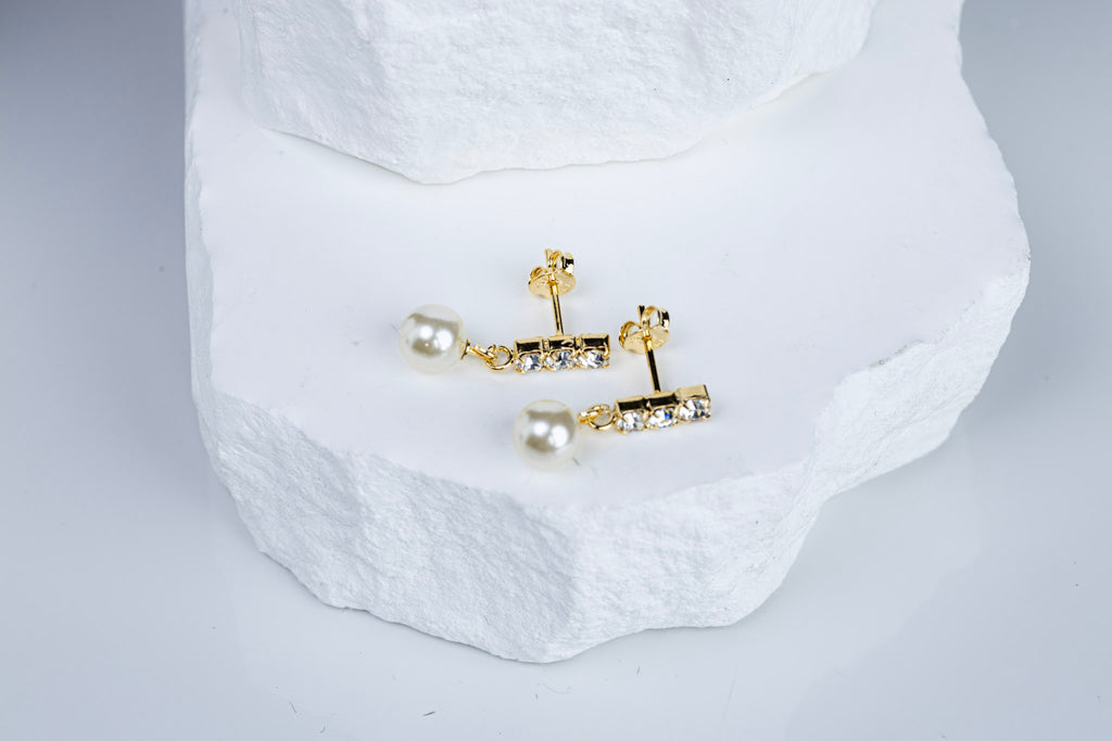 CAMi 18k Gold Filled Drop Pearl Earrings – Classic, Elegant & Handcrafted in Brazil