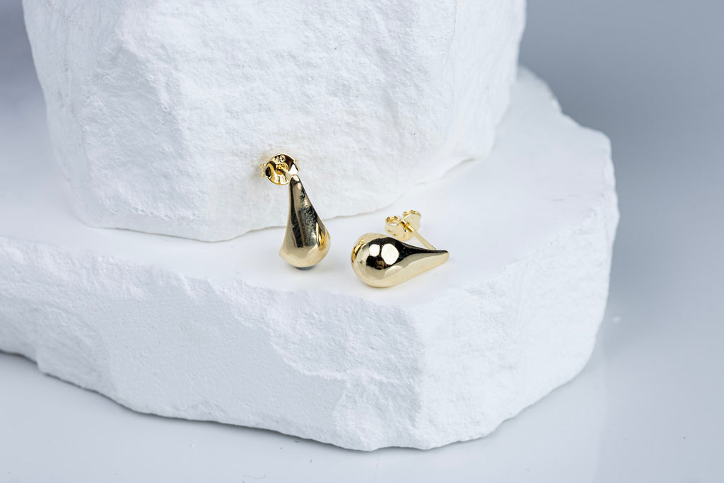CAMi 18k Gold Filled 15mm Teardrop Stud Earrings – Elegant, Timeless & Versatile
