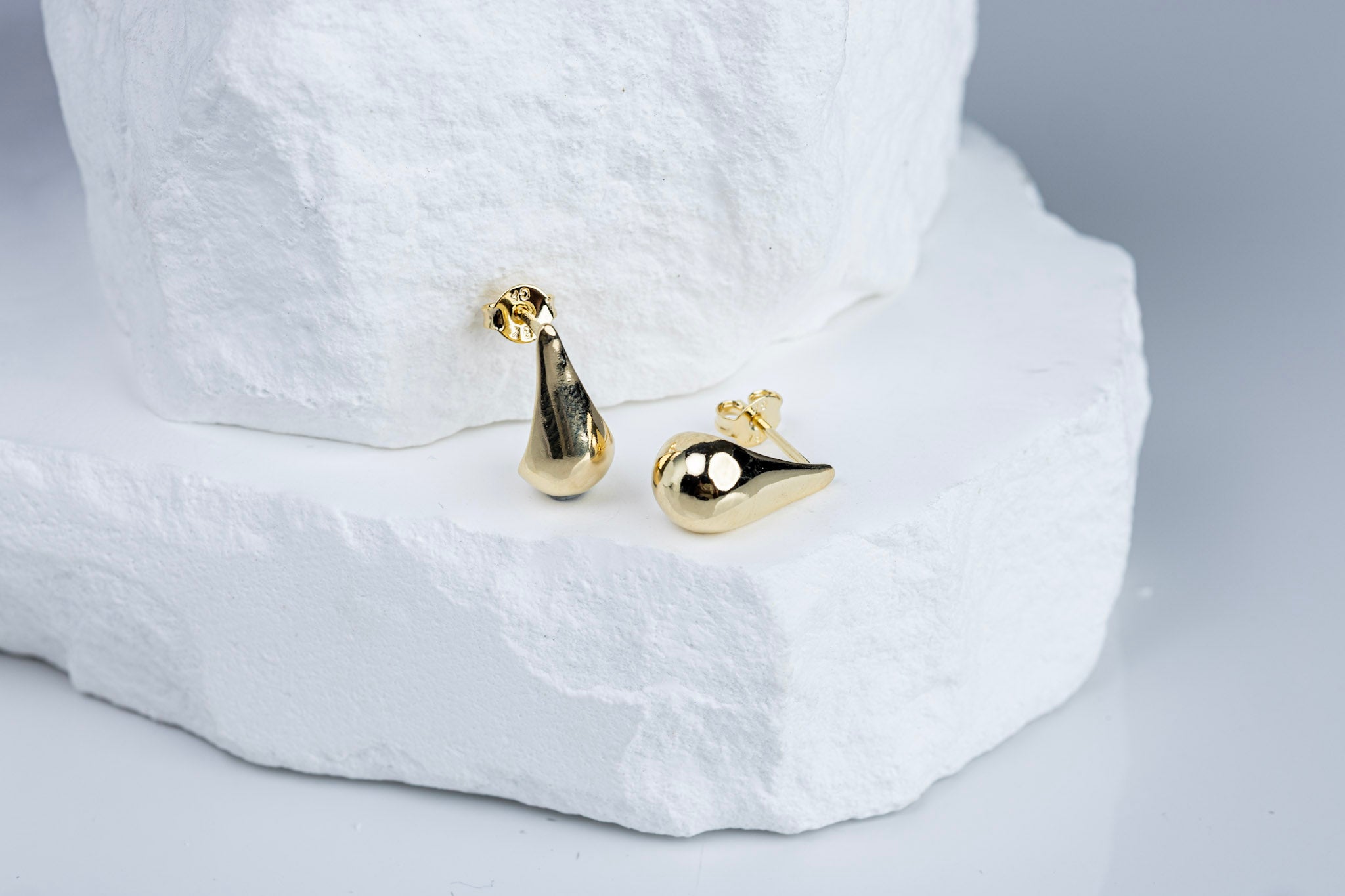 CAMi 18k Gold Filled 15mm Teardrop Stud Earrings – Elegant, Timeless & Versatile