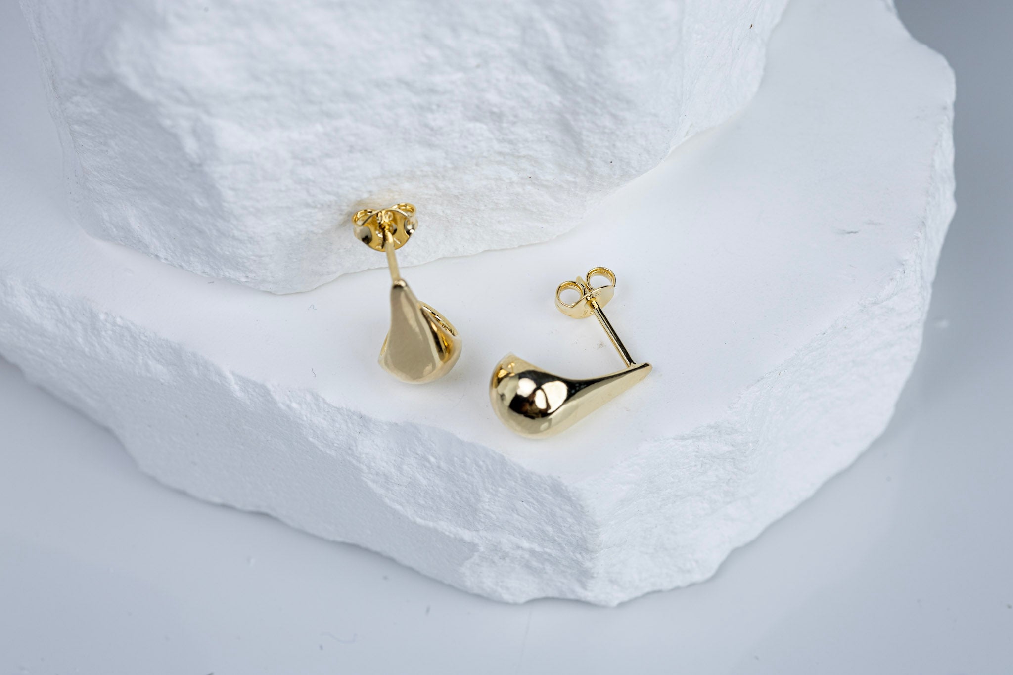 CAMi 18k Gold Filled 15mm Teardrop Stud Earrings – Elegant, Timeless & Versatile