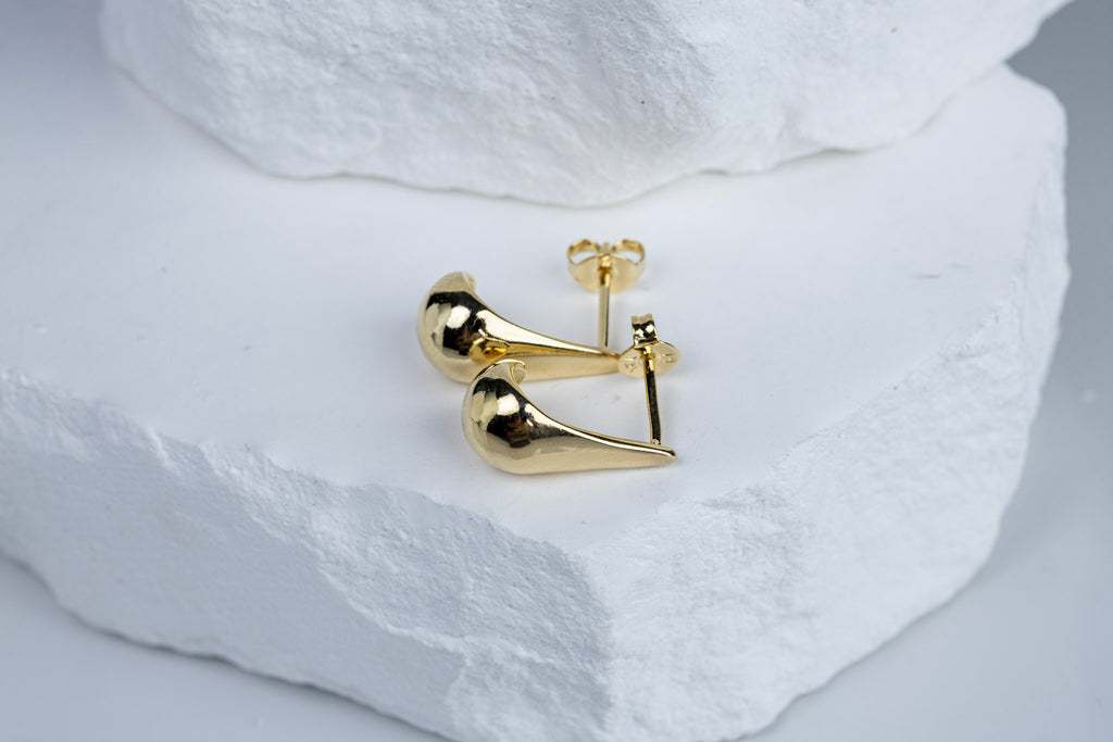 CAMi 18k Gold Filled 15mm Teardrop Stud Earrings – Elegant, Timeless & Versatile