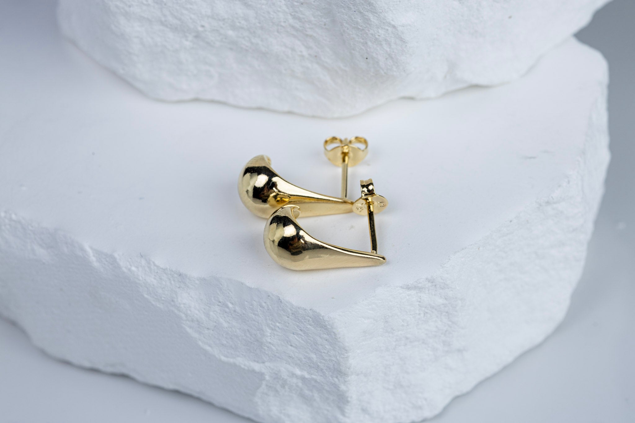 CAMi 18k Gold Filled 15mm Teardrop Stud Earrings – Elegant, Timeless & Versatile