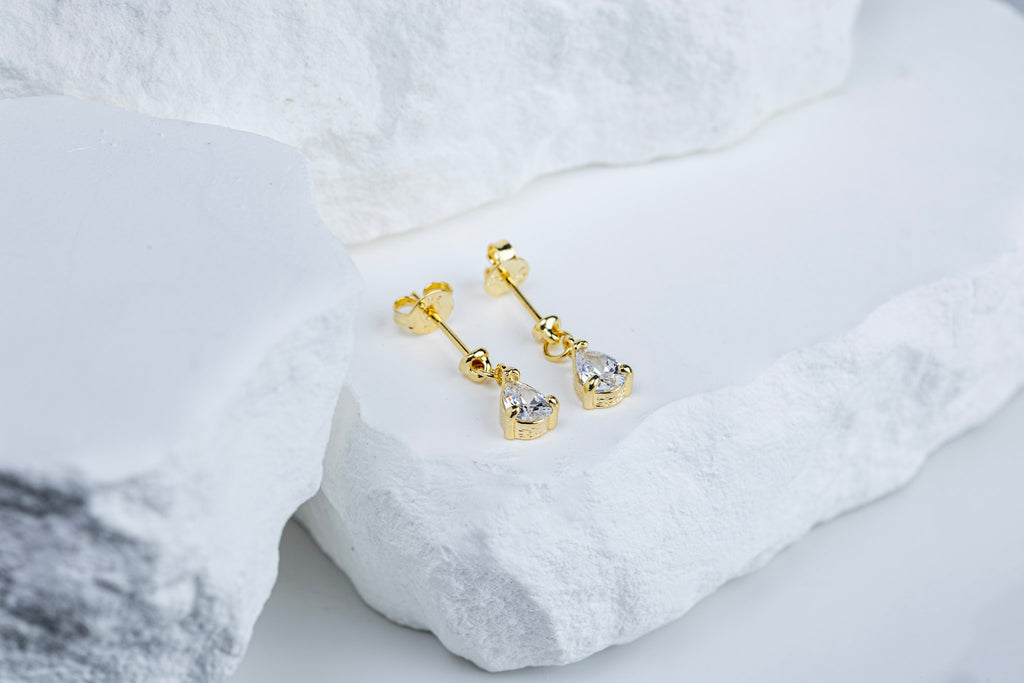 CAMi 18k Gold Filled Teardrop CZ Earrings – Elegant, Sparkling & Handcrafted in Brazil