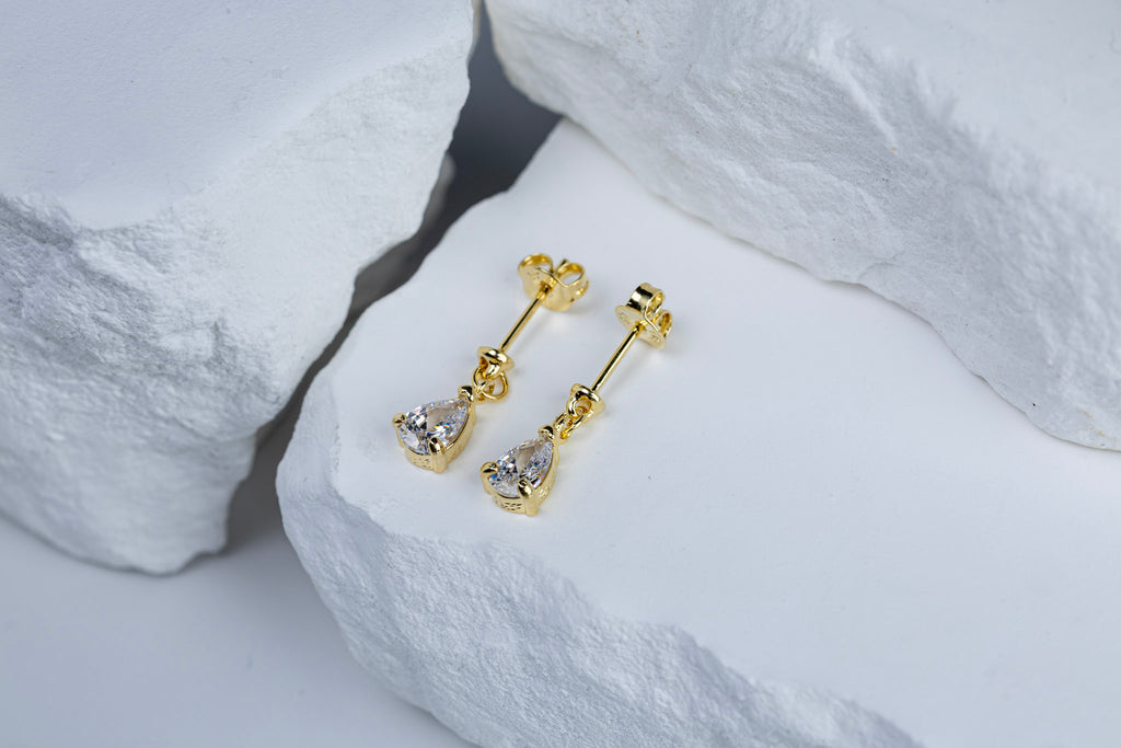 CAMi 18k Gold Filled Teardrop CZ Earrings – Elegant, Sparkling & Handcrafted in Brazil