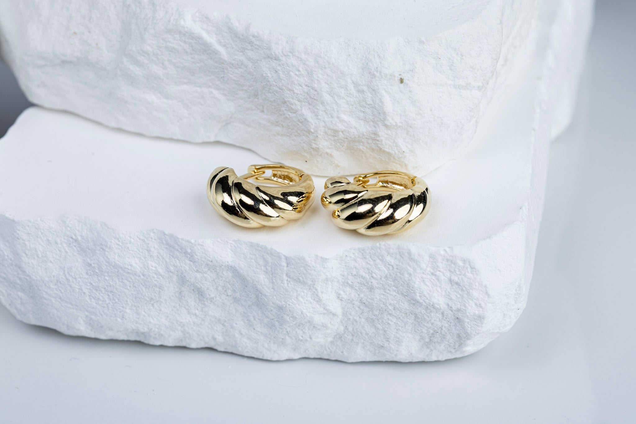 CAMi 18k Gold Filled Croissant Clicker Hoop Earrings – Classic, Timeless & Handcrafted in Brazil