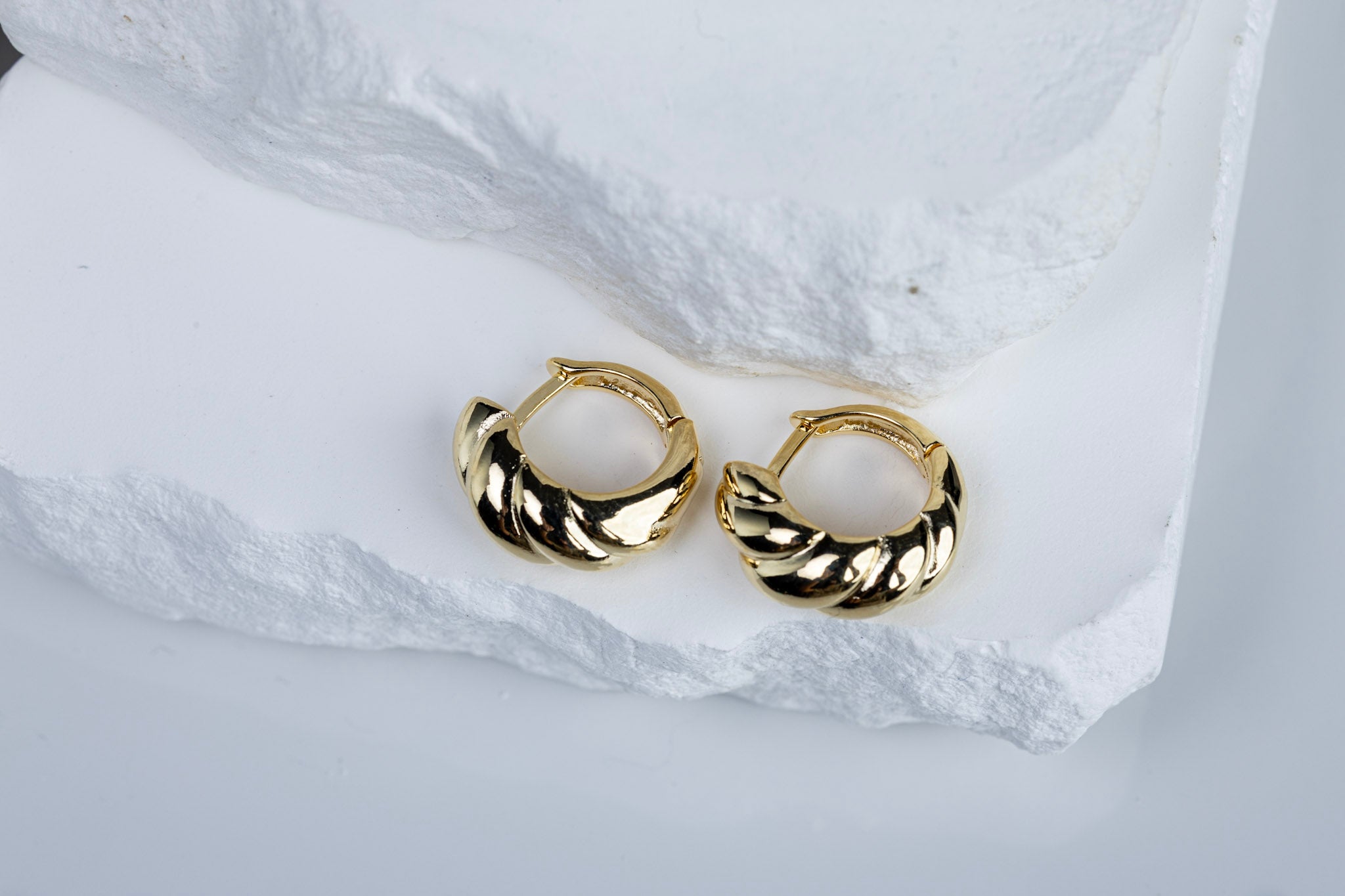 CAMi 18k Gold Filled Croissant Clicker Hoop Earrings – Classic, Timeless & Handcrafted in Brazil