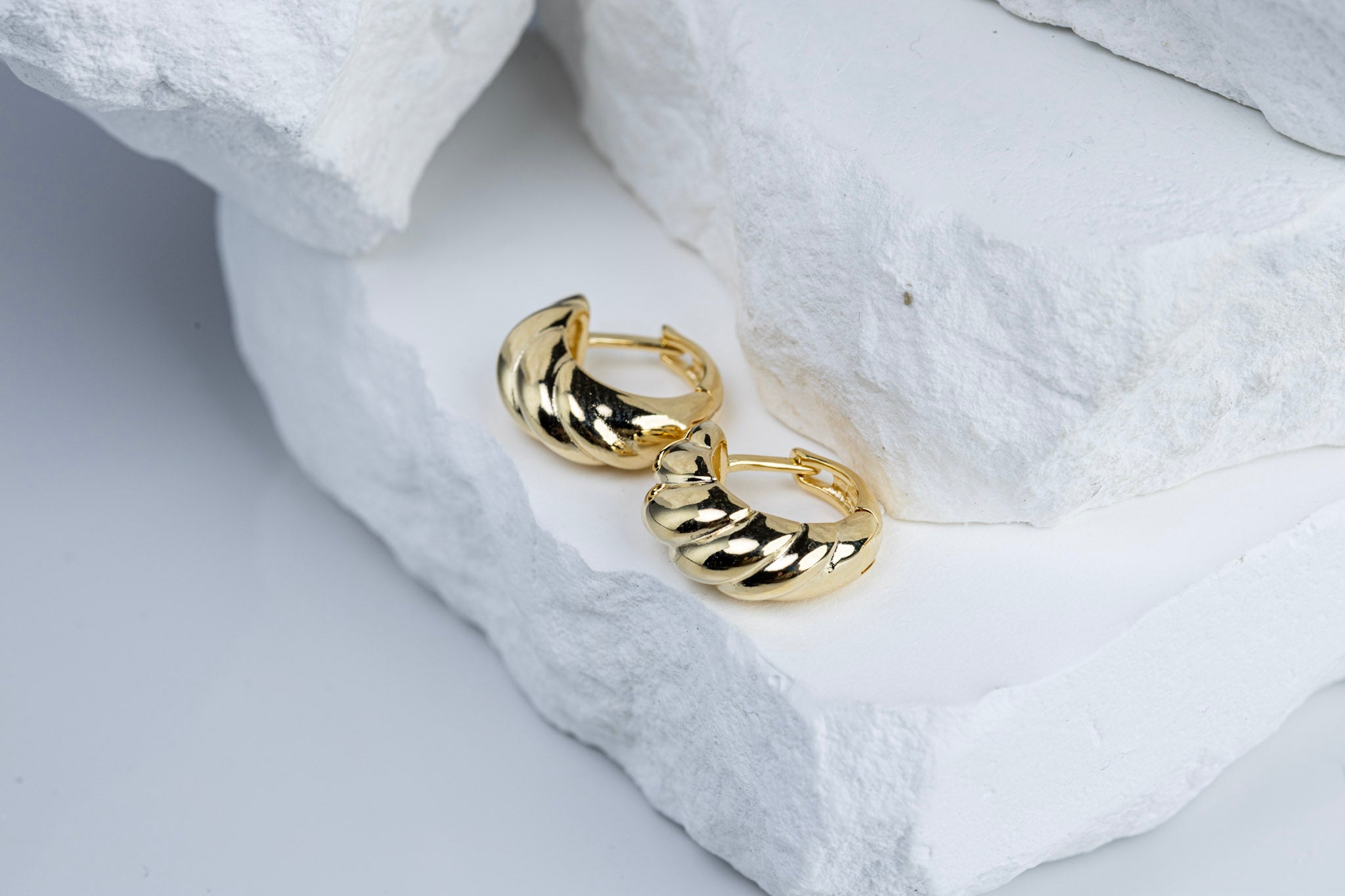 CAMi 18k Gold Filled Croissant Clicker Hoop Earrings – Classic, Timeless & Handcrafted in Brazil