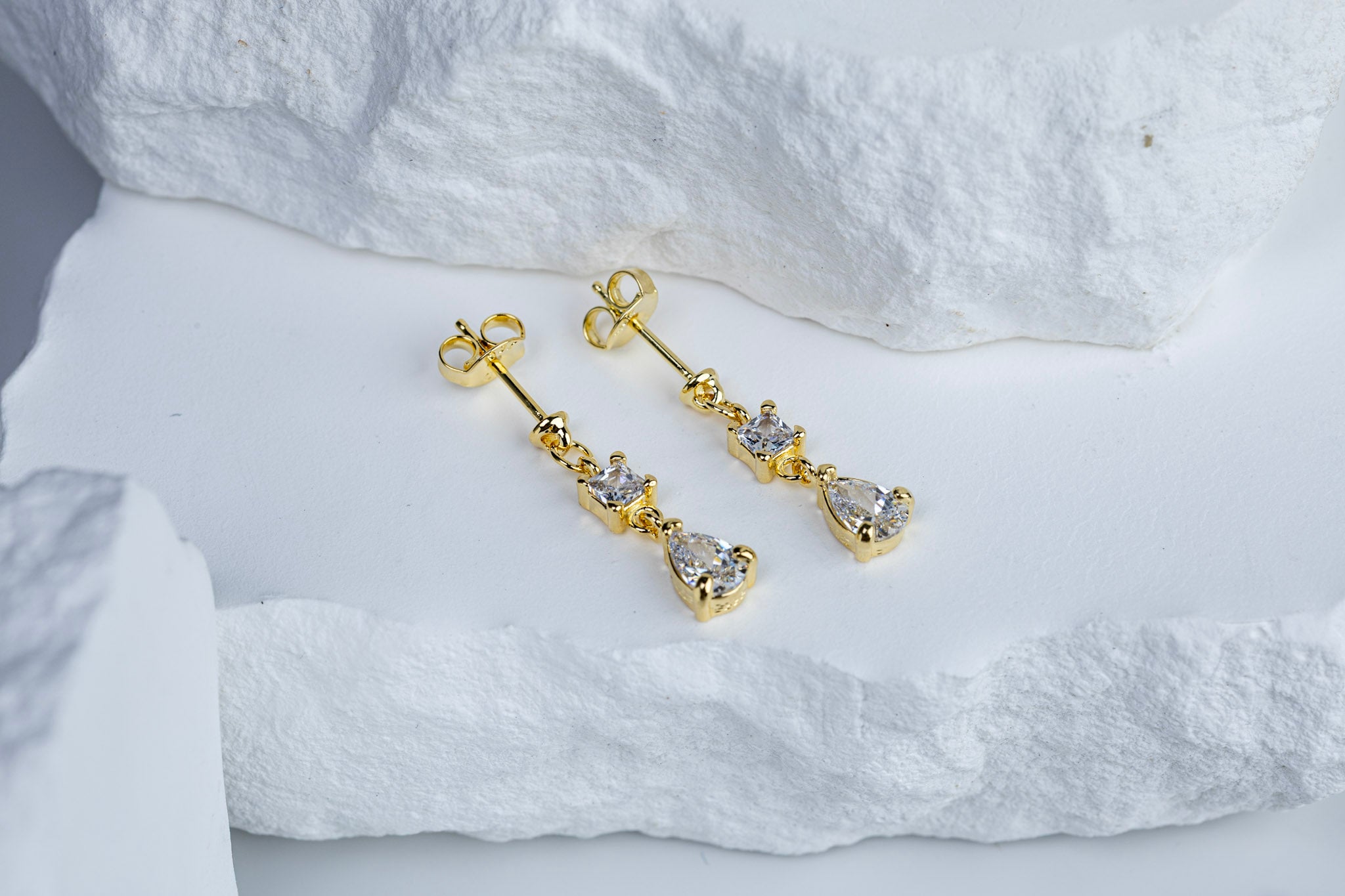 CAMi 18k Gold Filled Princess Cut & Drop CZ Dangling Earrings – Elegant, Sparkling & Handcrafted in Brazil