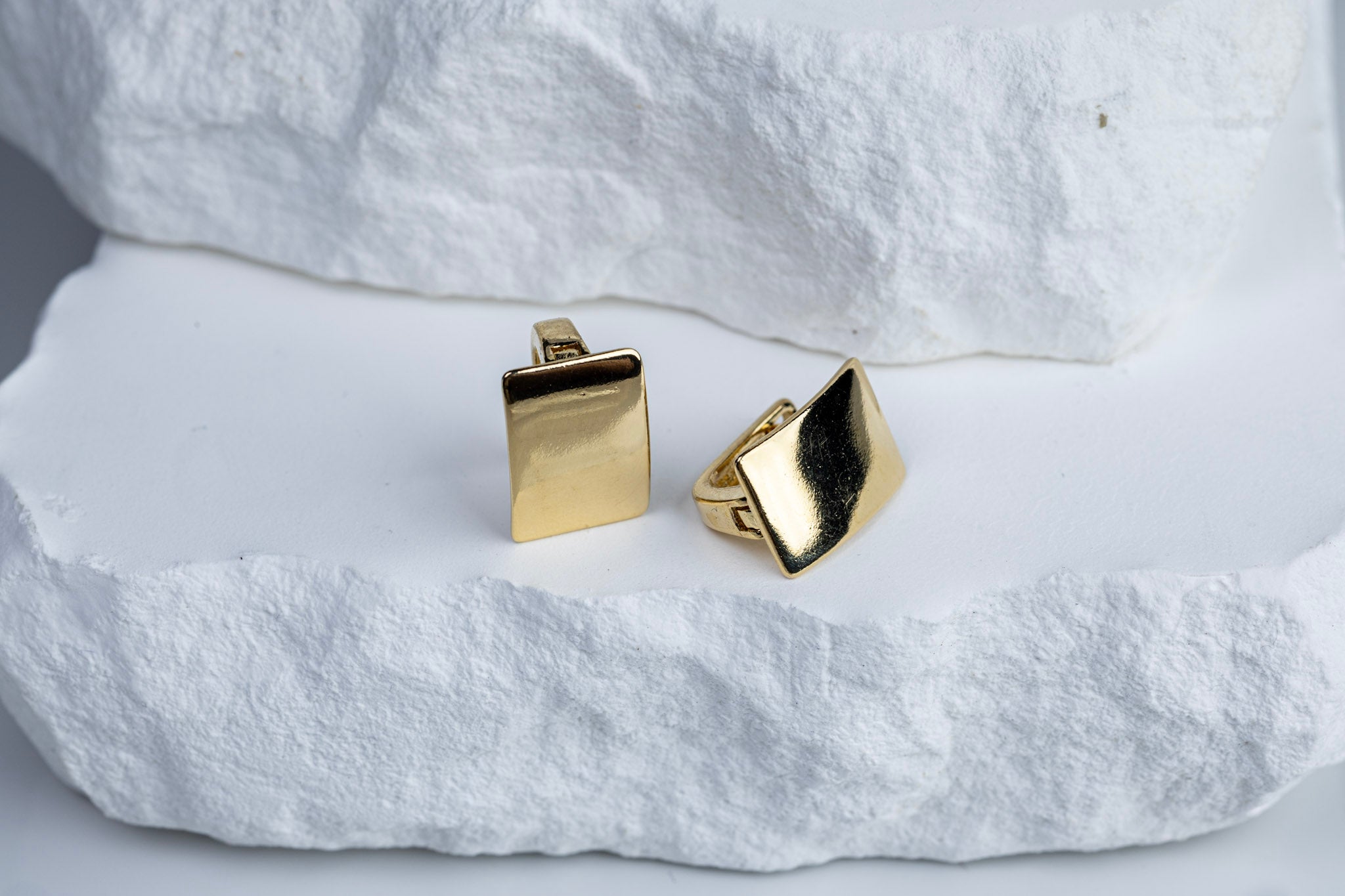 CAMi 18k Gold Filled Polished Plate Clicker Hoop Earrings – Minimalist Elegance with Modern Edge