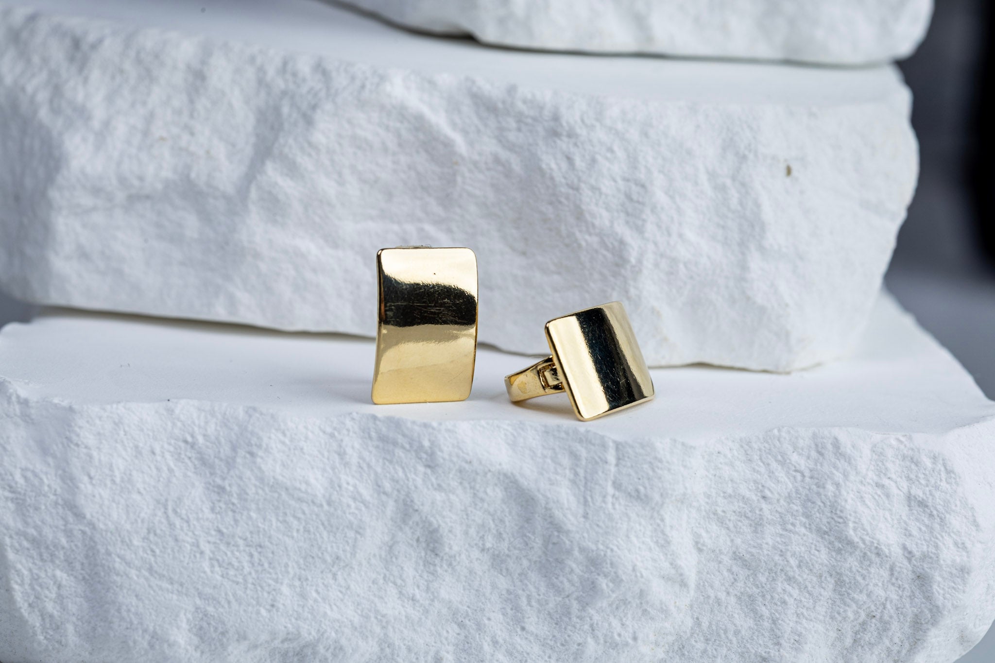 CAMi 18k Gold Filled Polished Plate Clicker Hoop Earrings – Minimalist Elegance with Modern Edge