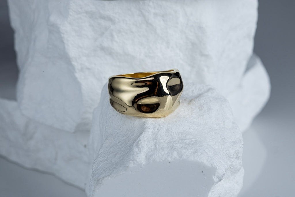 CAMi 18k Gold Filled Wavy Wide Band Ring – Bold, Artistic & Handcrafted in Brazil