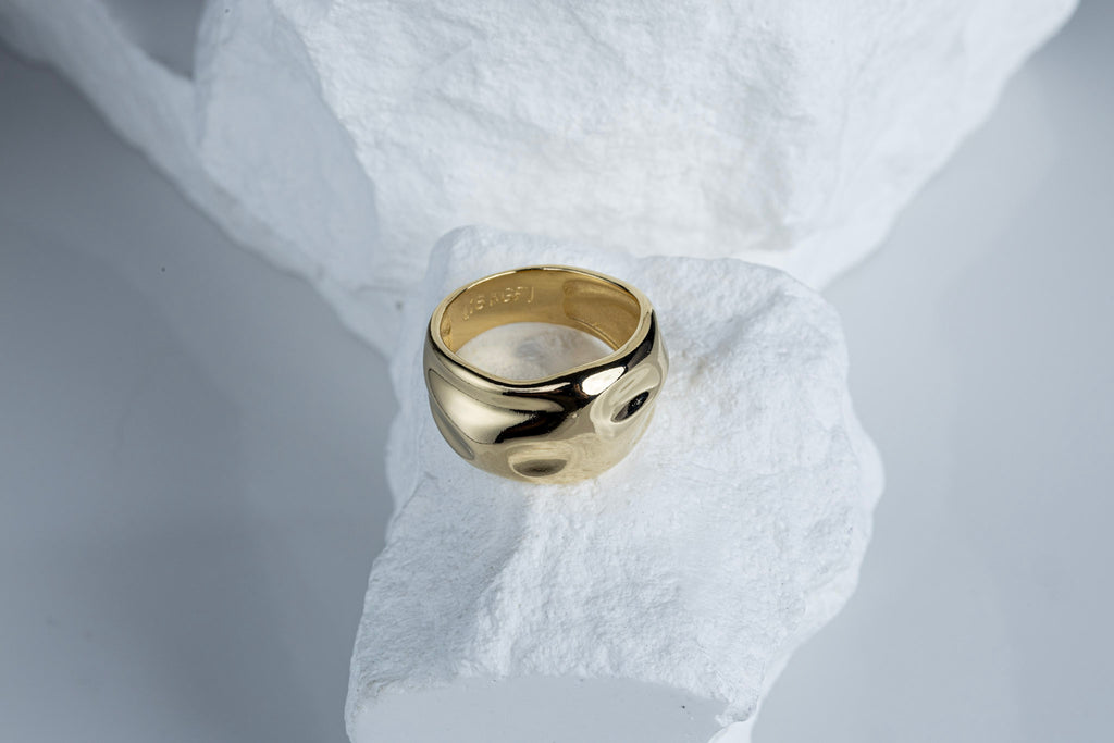 CAMi 18k Gold Filled Wavy Wide Band Ring – Bold, Artistic & Handcrafted in Brazil