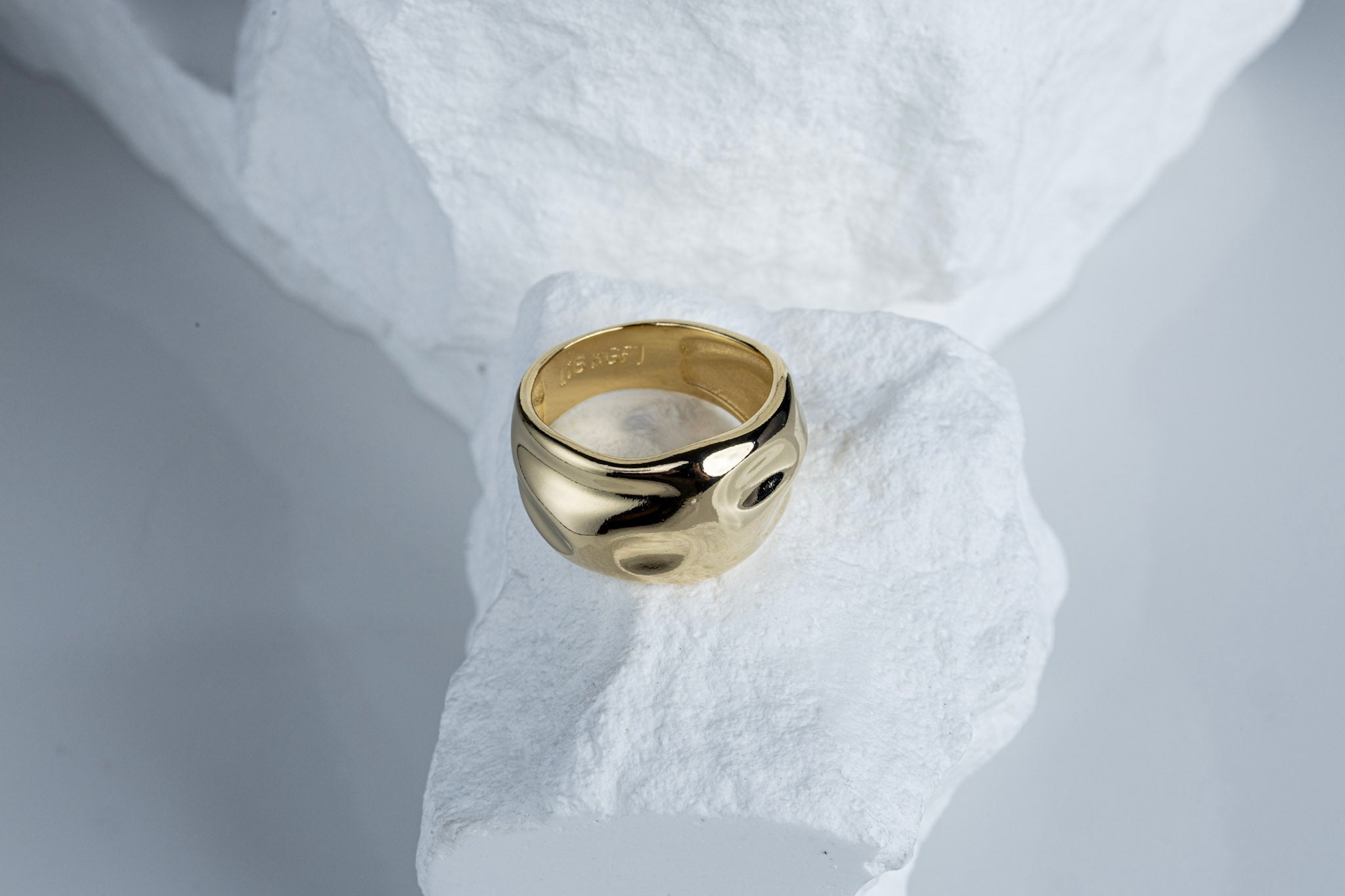 CAMi 18k Gold Filled Wavy Wide Band Ring – Bold, Artistic & Handcrafted in Brazil