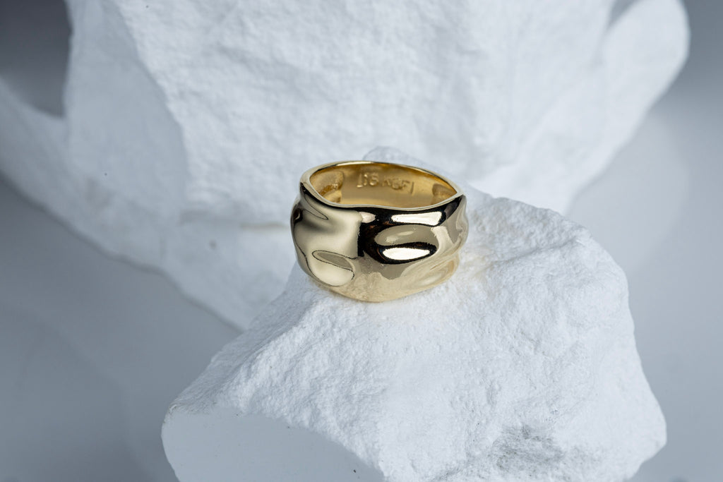 CAMi 18k Gold Filled Wavy Wide Band Ring – Bold, Artistic & Handcrafted in Brazil