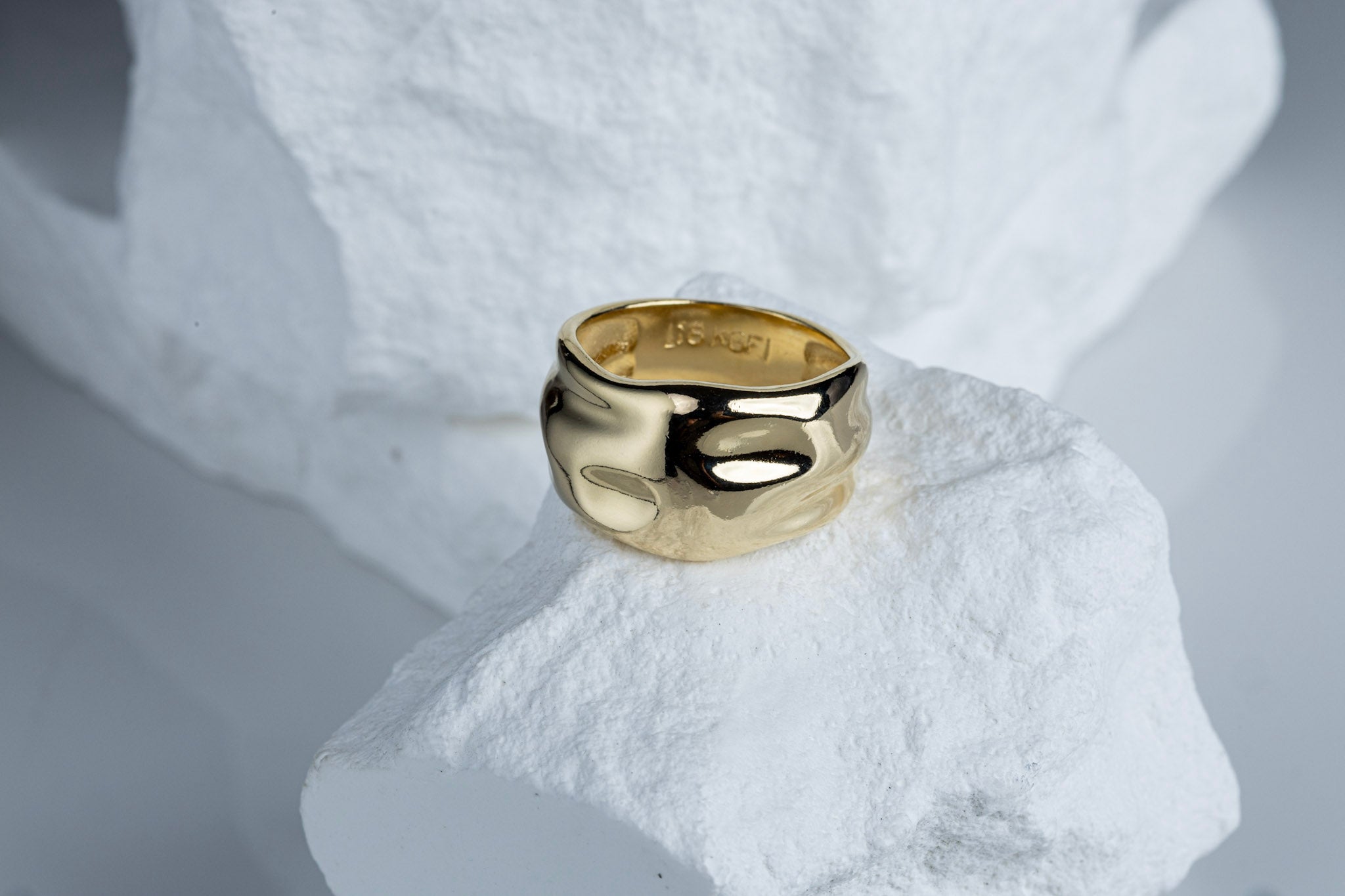 CAMi 18k Gold Filled Wavy Wide Band Ring – Bold, Artistic & Handcrafted in Brazil
