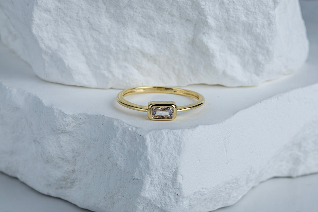 CAMi 18k Gold Filled Rectangle Solitaire Ring – Minimalist, Sparkling & Handcrafted in Brazil