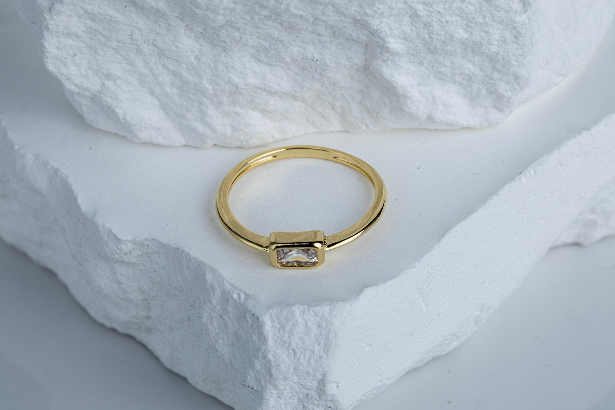CAMi 18k Gold Filled Rectangle Solitaire Ring – Minimalist, Sparkling & Handcrafted in Brazil