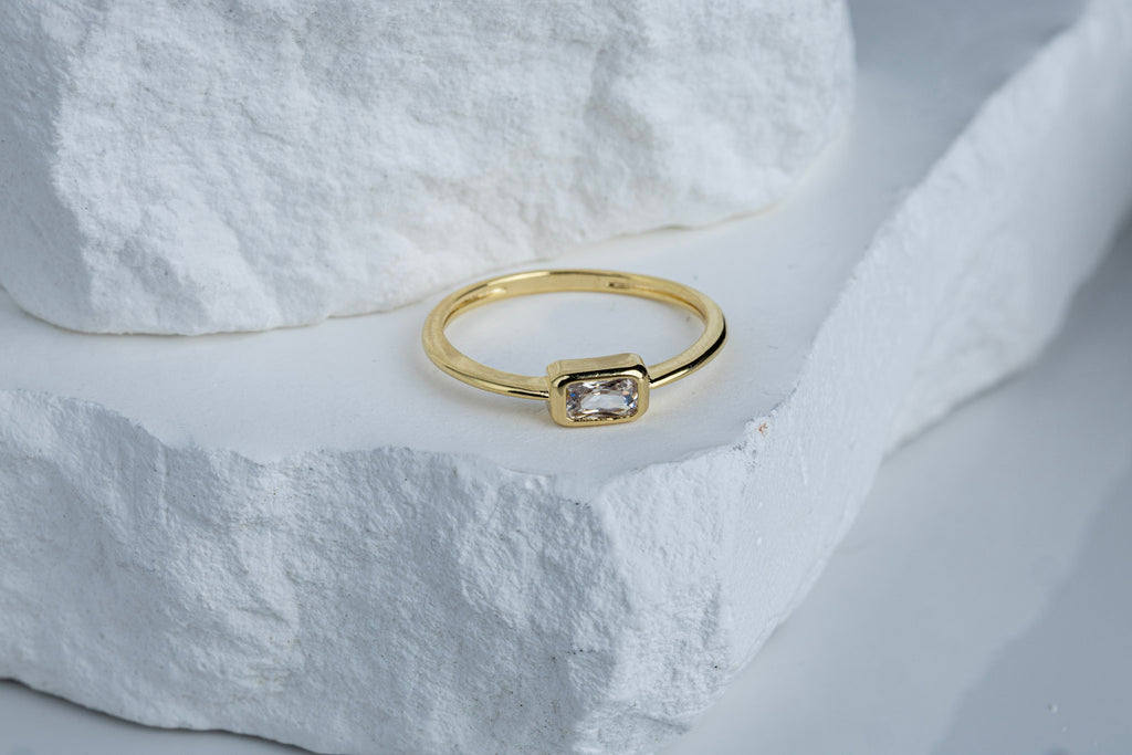 CAMi 18k Gold Filled Rectangle Solitaire Ring – Minimalist, Sparkling & Handcrafted in Brazil