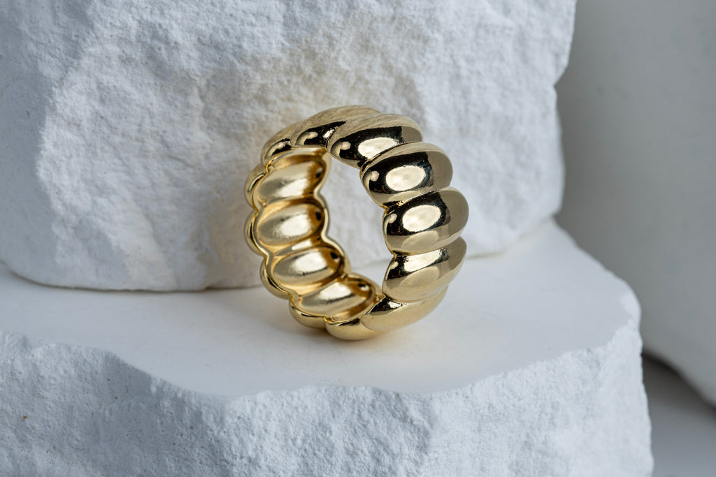 18k Gold Filled Oversized Scalloped Ring – Bold, Artistic & Handcrafted in Brazil