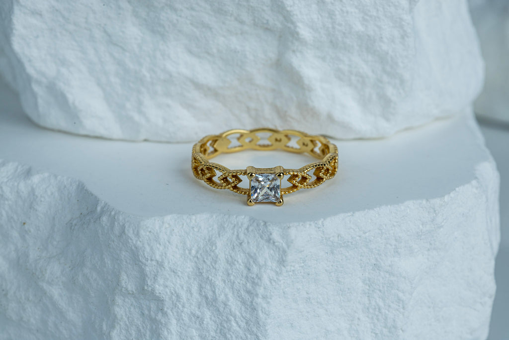 18k Gold Filled Princess Cut CZ Ring with Vintage Detailed Band – Elegant, Timeless & Handcrafted in Brazil
