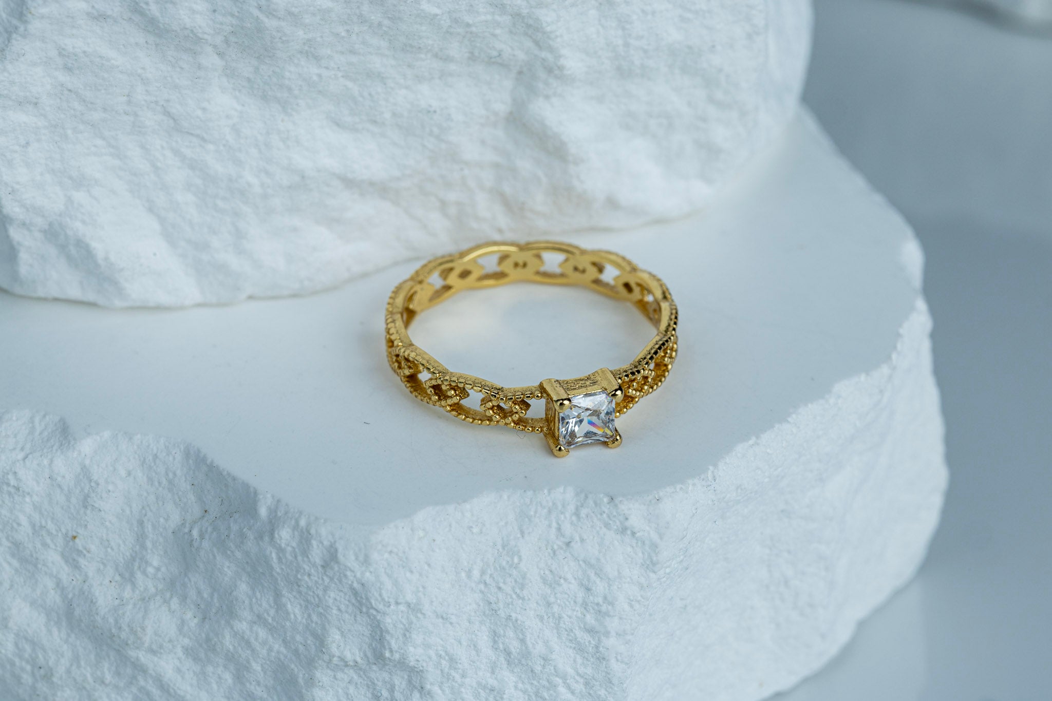 18k Gold Filled Princess Cut CZ Ring with Vintage Detailed Band – Elegant, Timeless & Handcrafted in Brazil