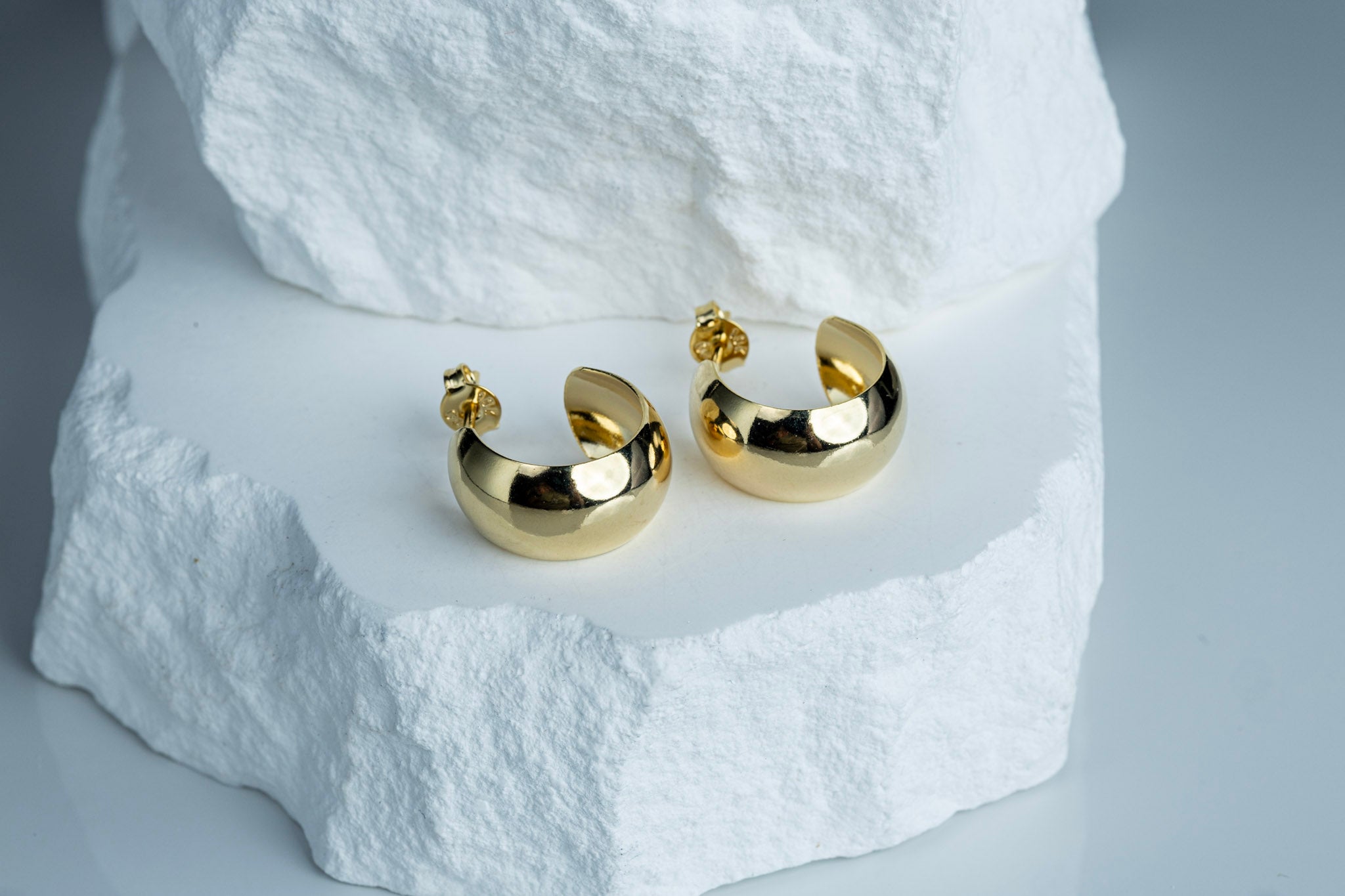 CAMi 18k Gold Filled Rounded Fat Half-Hoop Earrings – Bold, Modern & Effortlessly Chic