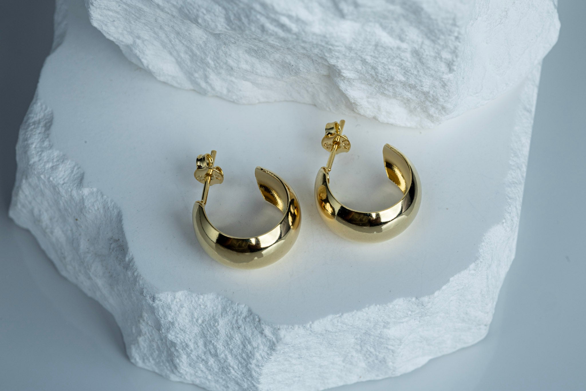 CAMi 18k Gold Filled Rounded Fat Half-Hoop Earrings – Bold, Modern & Effortlessly Chic