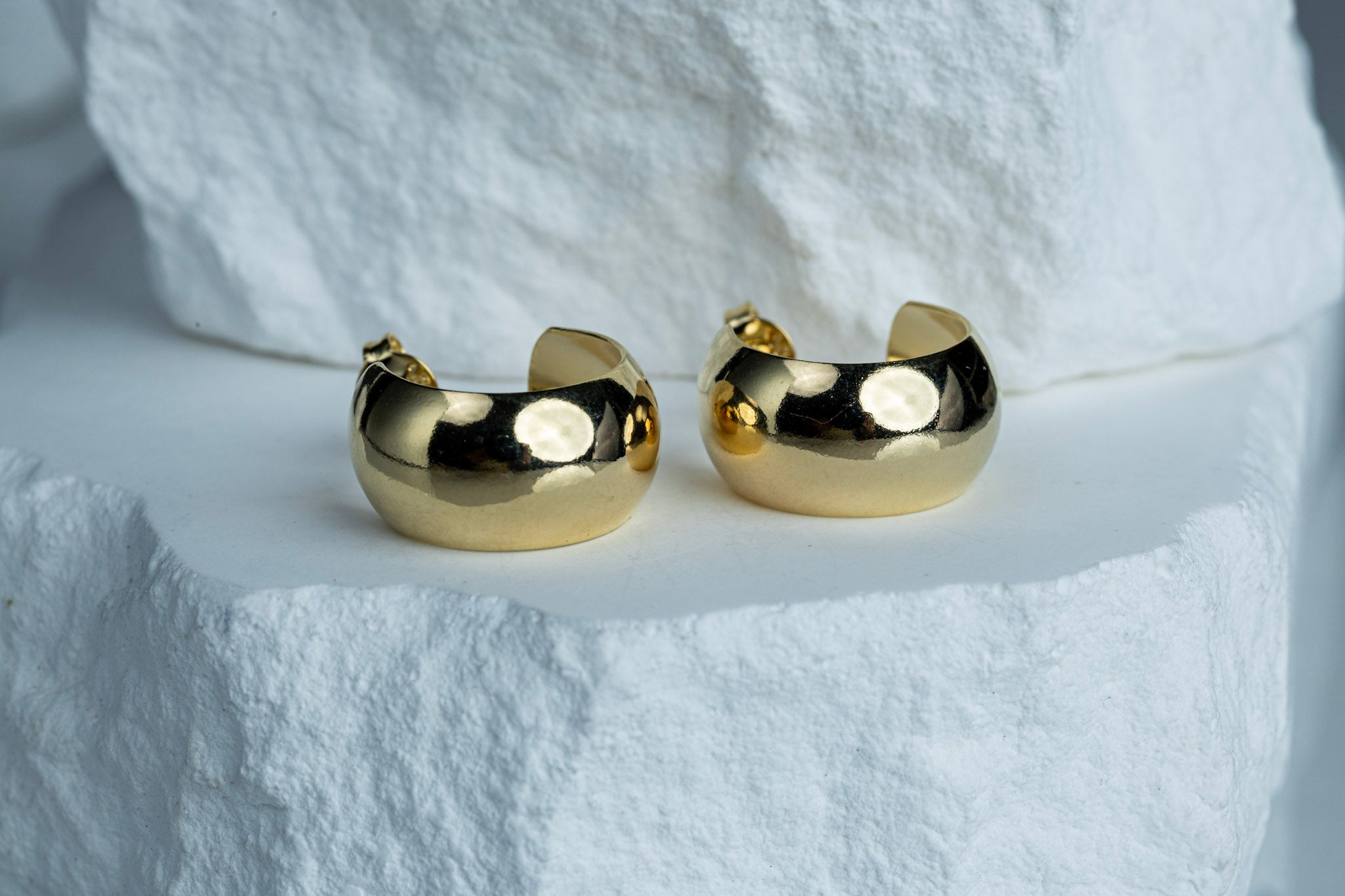 CAMi 18k Gold Filled Rounded Fat Half-Hoop Earrings – Bold, Modern & Effortlessly Chic