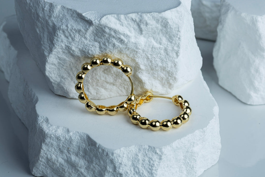 18k Gold Filled 28mm Beaded Clicker Hoop Earrings – Bold, Elegant & Handcrafted in Brazil