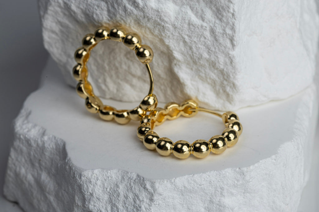 18k Gold Filled 28mm Beaded Clicker Hoop Earrings – Bold, Elegant & Handcrafted in Brazil