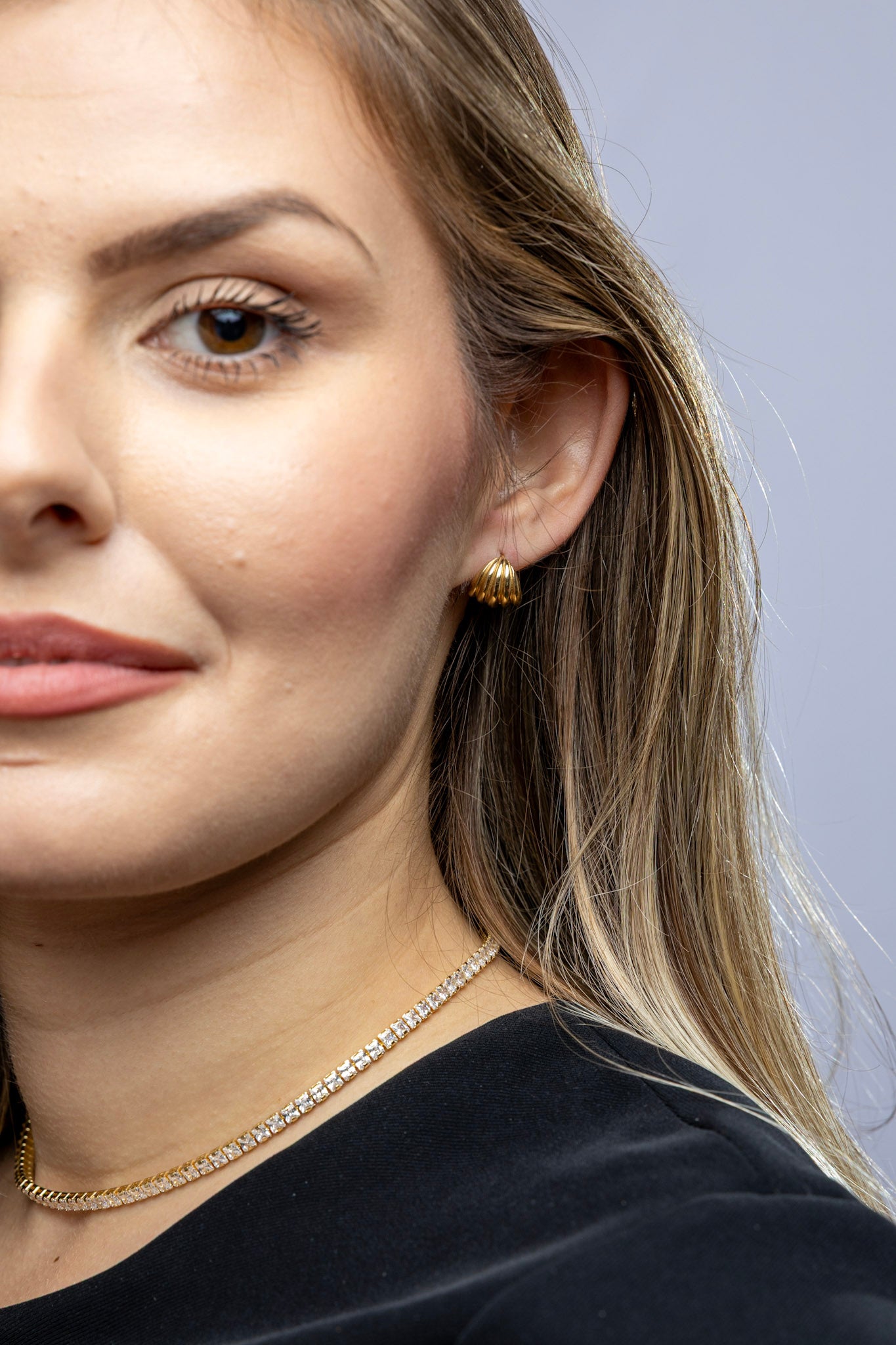 CAMi 18k Gold Filled Rounded Ridged C-Hoop Earrings – Bold, Elegant & Handcrafted in Brazil