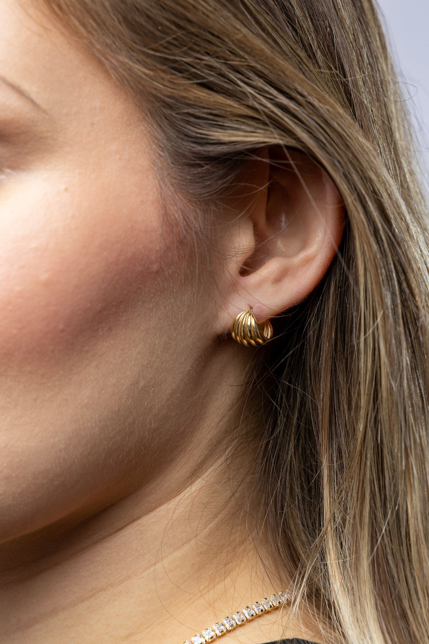 CAMi 18k Gold Filled Rounded Ridged C-Hoop Earrings – Bold, Elegant & Handcrafted in Brazil