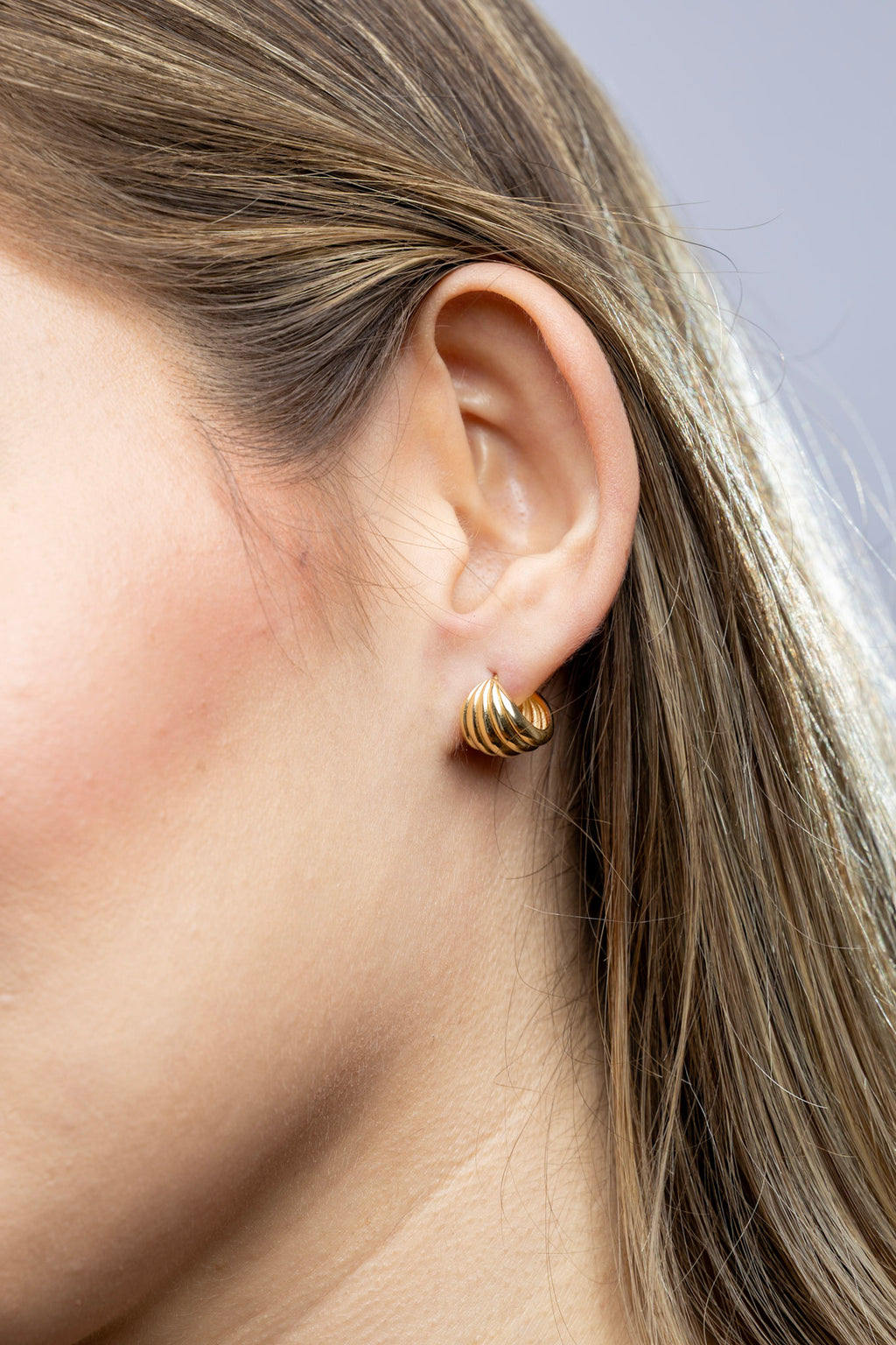 CAMi 18k Gold Filled Rounded Ridged C-Hoop Earrings – Bold, Elegant & Handcrafted in Brazil