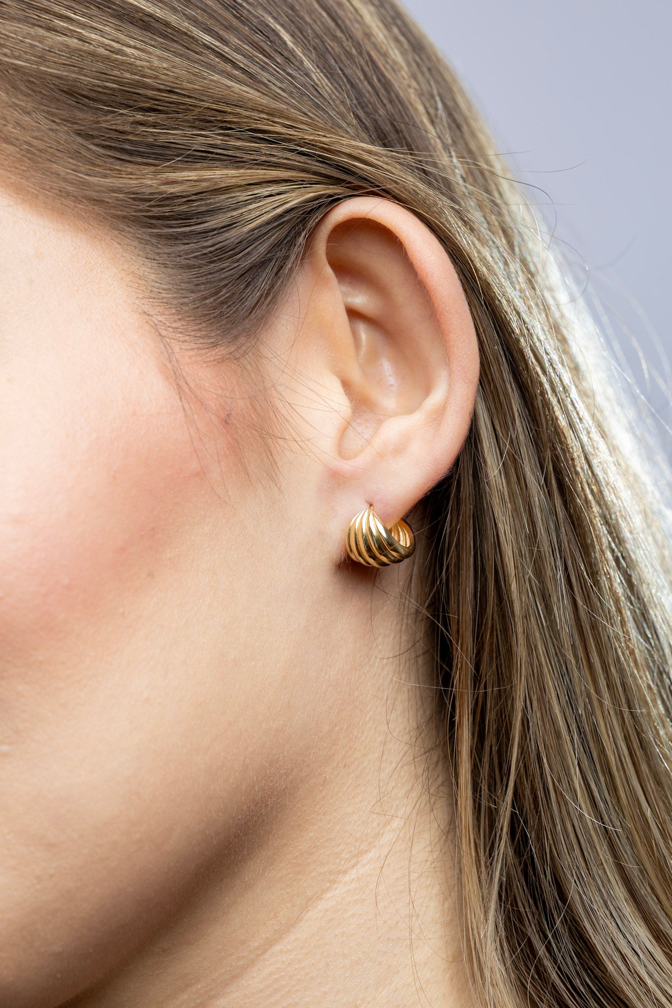 CAMi 18k Gold Filled Rounded Ridged C-Hoop Earrings – Bold, Elegant & Handcrafted in Brazil
