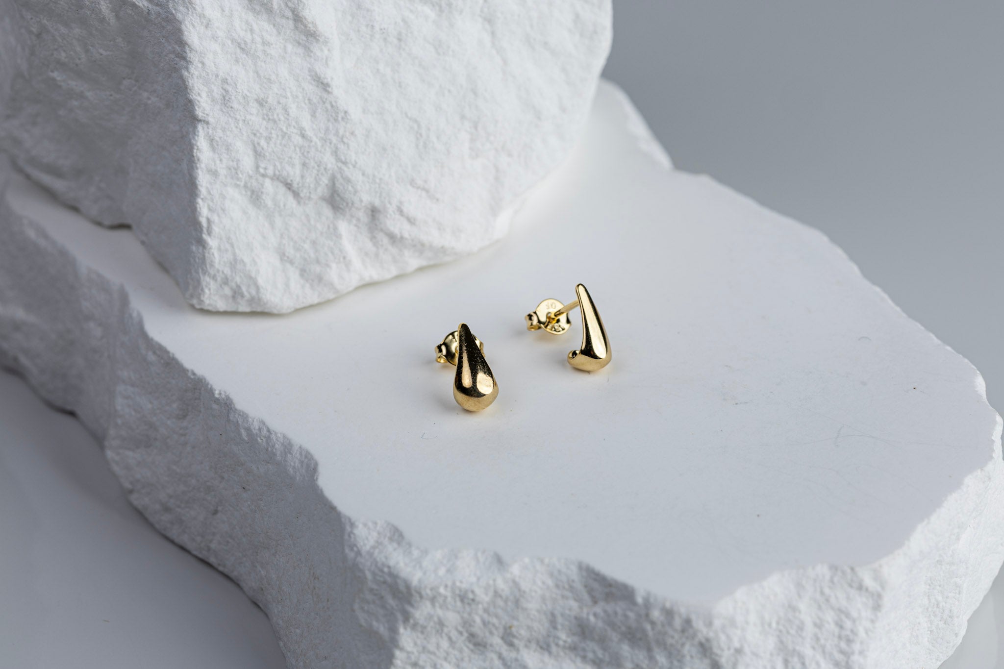 CAMi 18k Gold Filled 12mm Teardrop Stud Earrings – Elegant, Timeless & Versatile