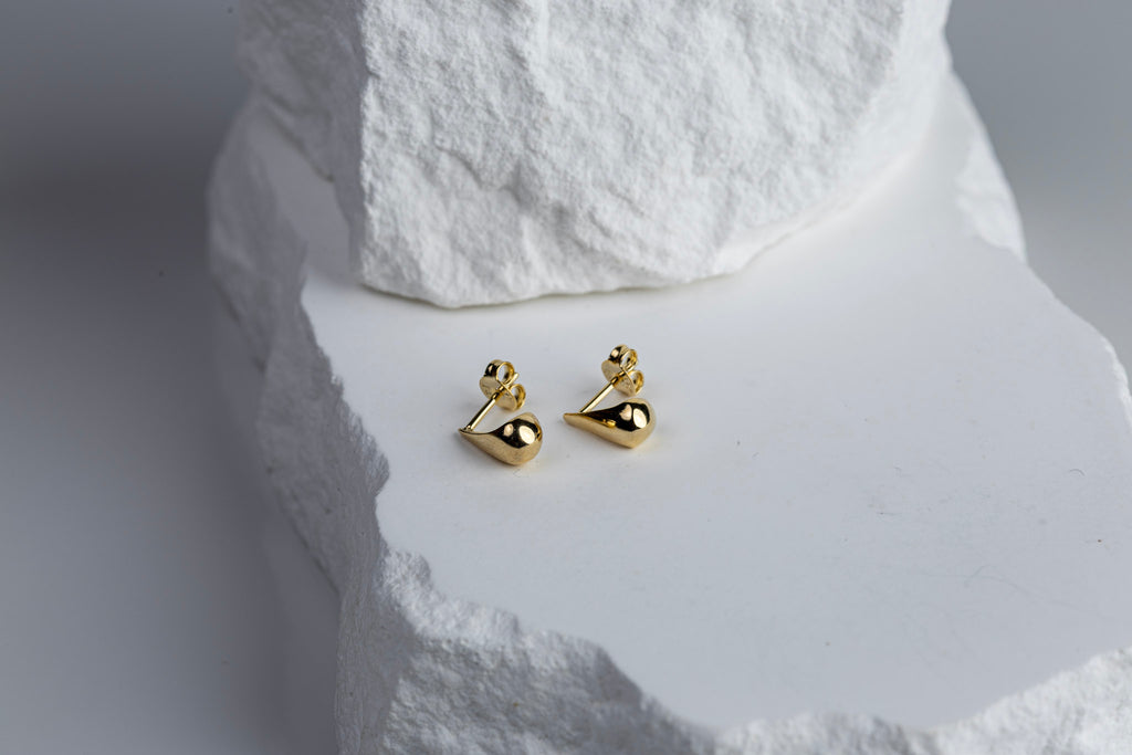 CAMi 18k Gold Filled 12mm Teardrop Stud Earrings – Elegant, Timeless & Versatile