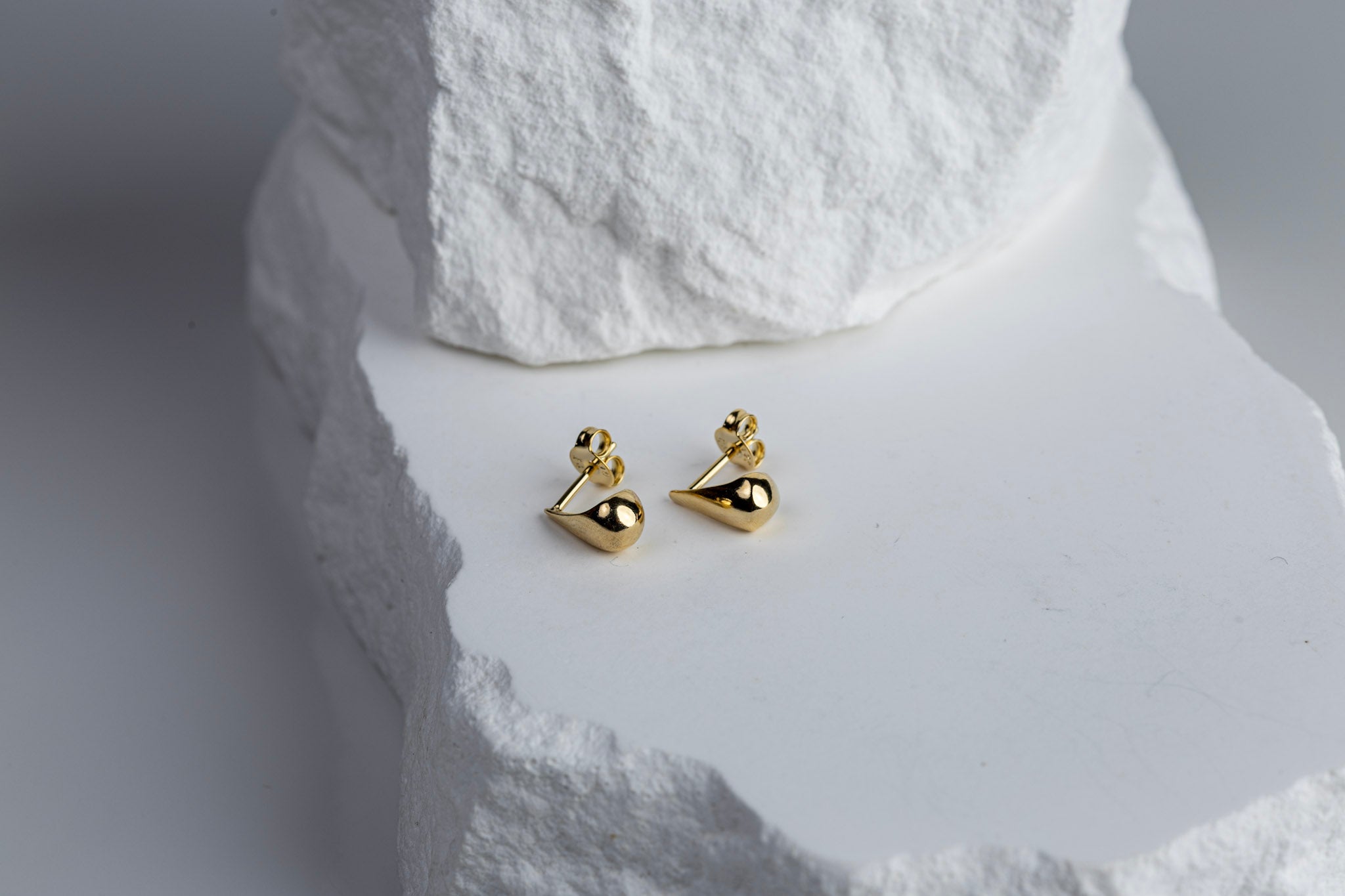 CAMi 18k Gold Filled 12mm Teardrop Stud Earrings – Elegant, Timeless & Versatile