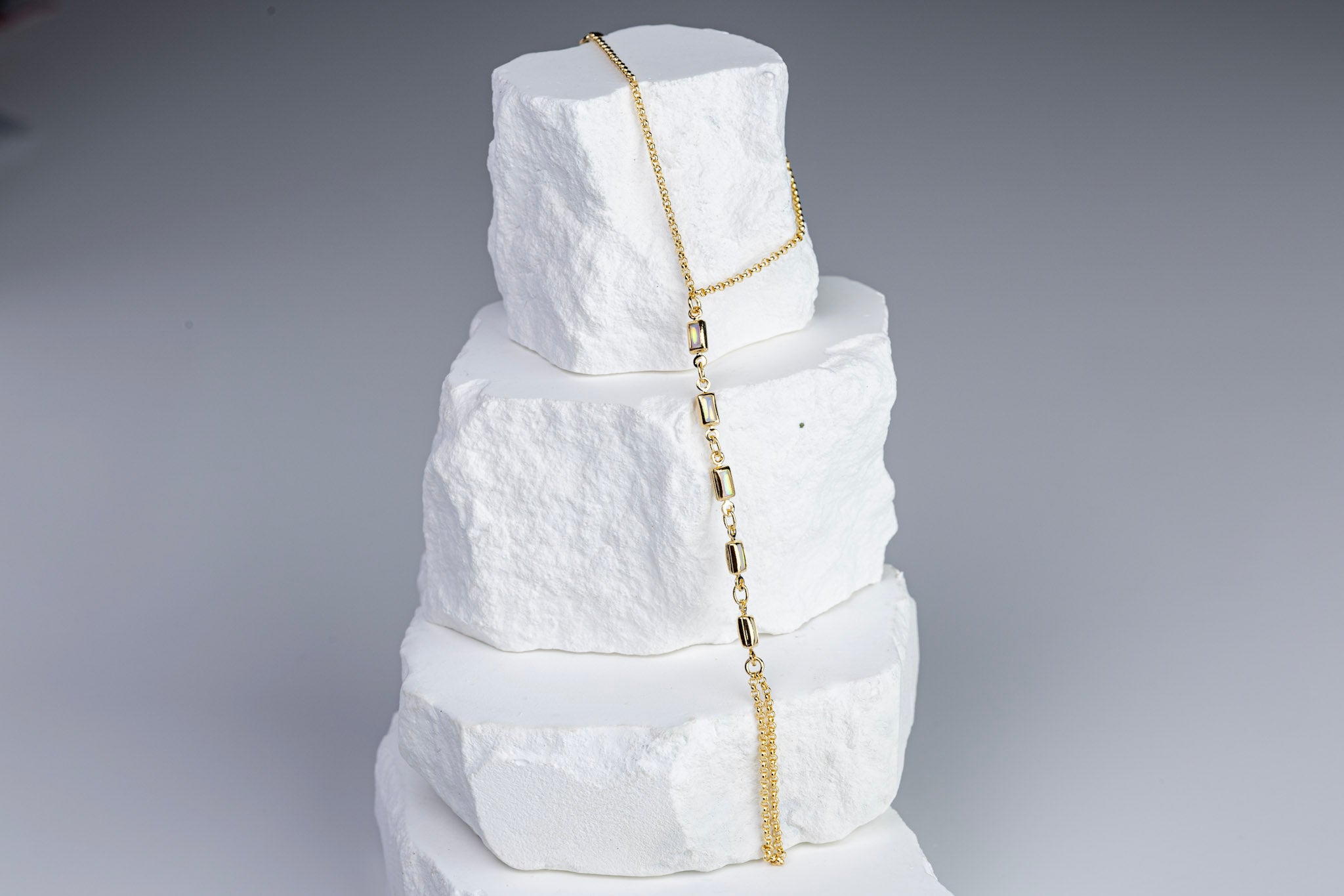 18k Gold Filled Mother of Pearl Hand Chain – Elegant, Adjustable & Handcrafted in Brazil