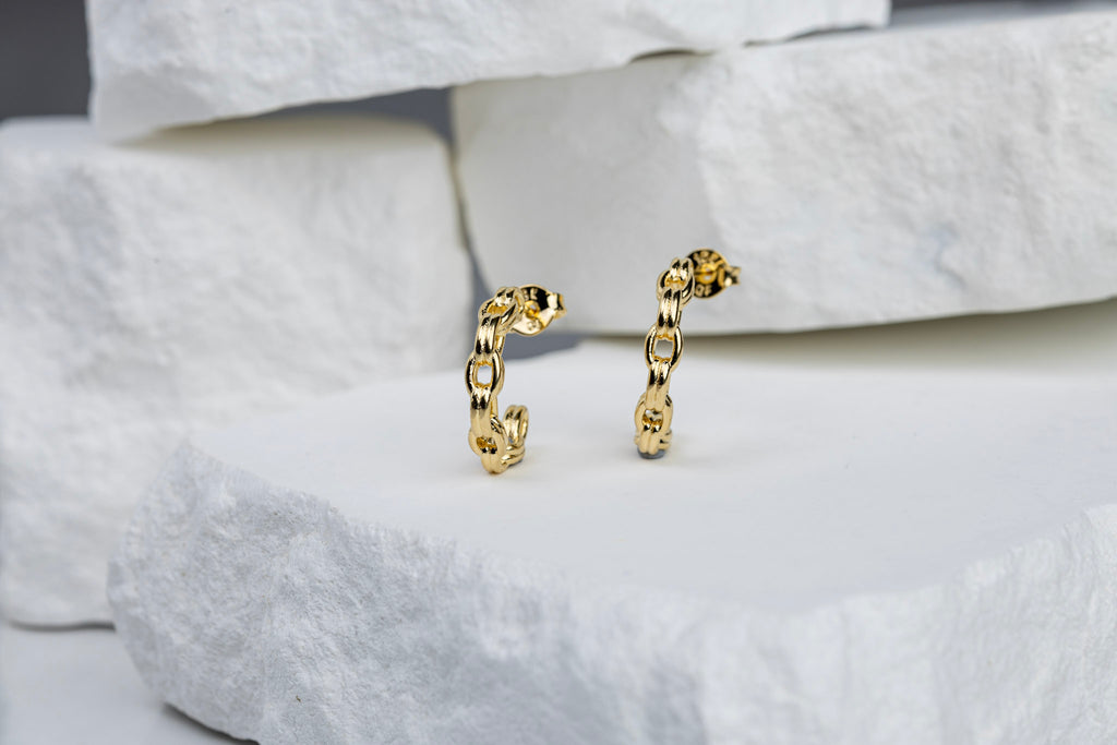18k Gold Filled Chain C-Hoop Earrings – Modern, Elegant & Handcrafted in Brazil