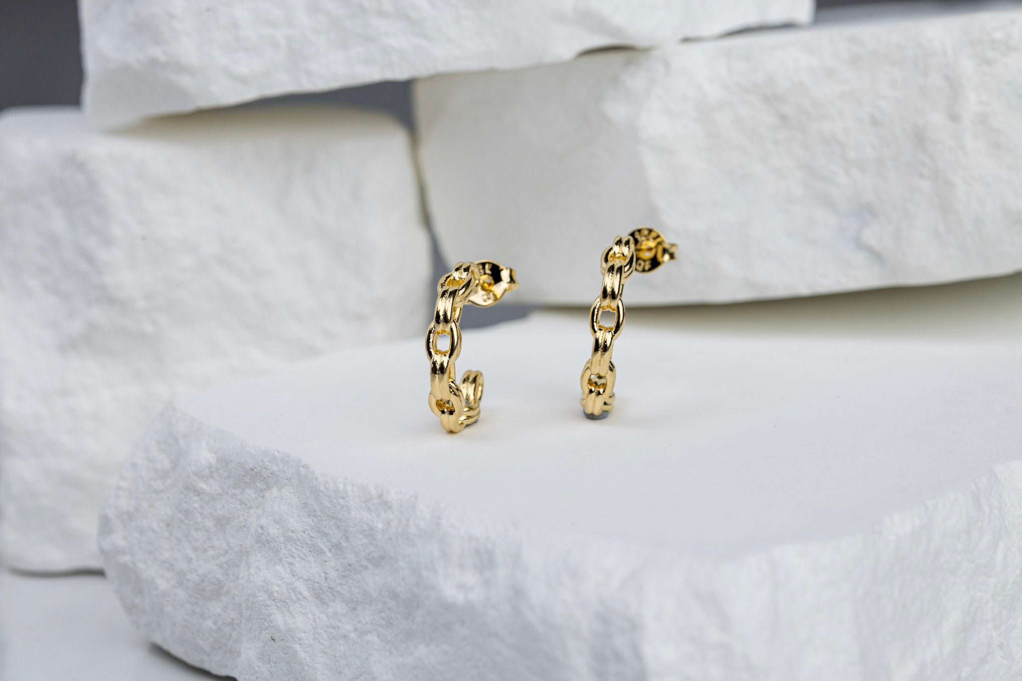 18k Gold Filled Chain C-Hoop Earrings – Modern, Elegant & Handcrafted in Brazil
