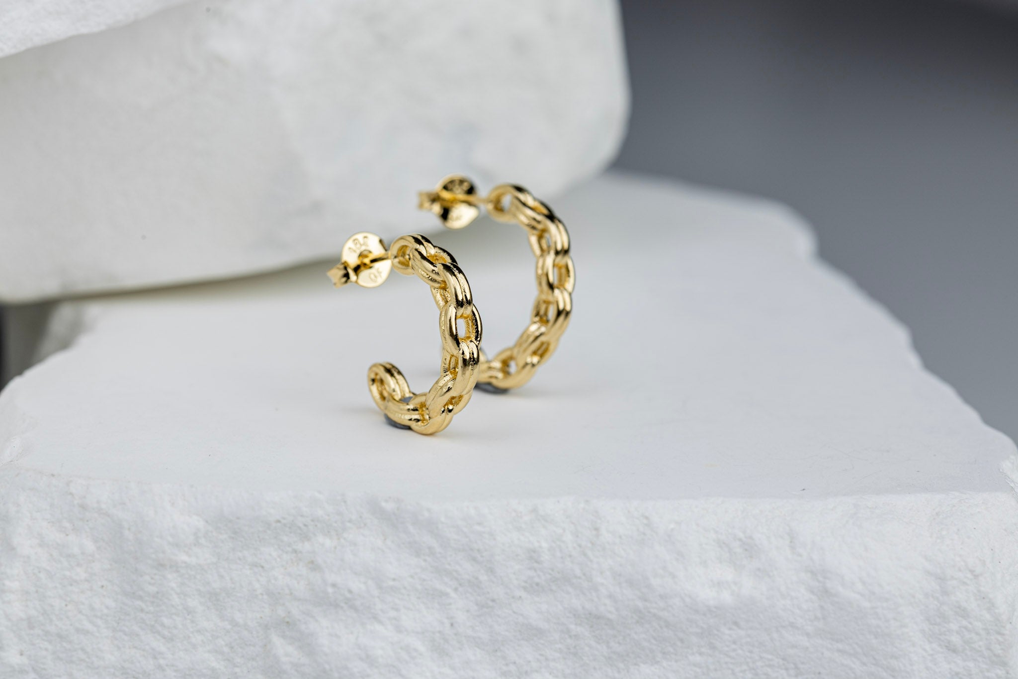 18k Gold Filled Chain C-Hoop Earrings – Modern, Elegant & Handcrafted in Brazil