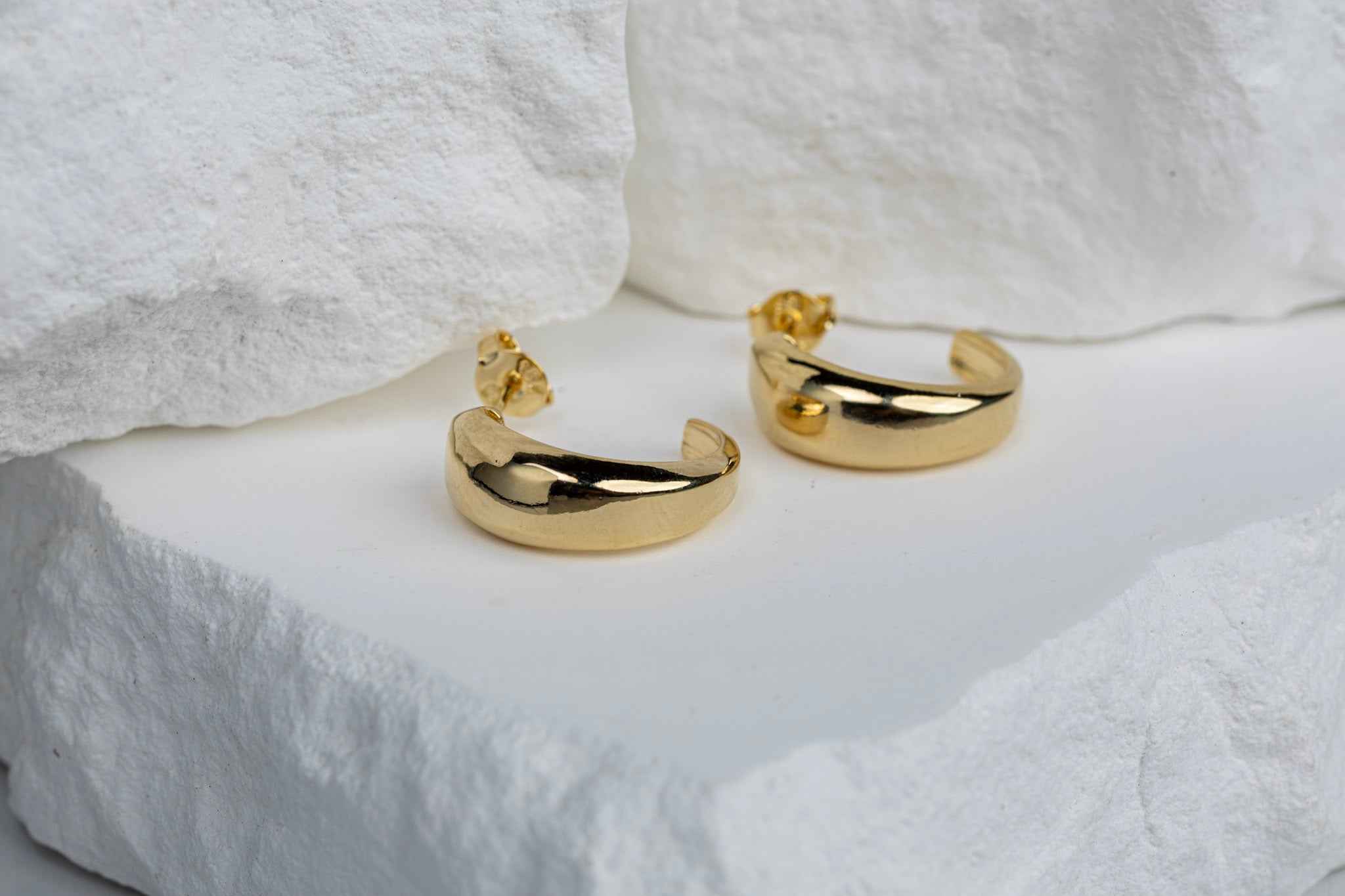 CAMi 18k Gold Filled Polished Curve C-Hoop Earrings – Classic Elegance & Handcrafted in Brazil