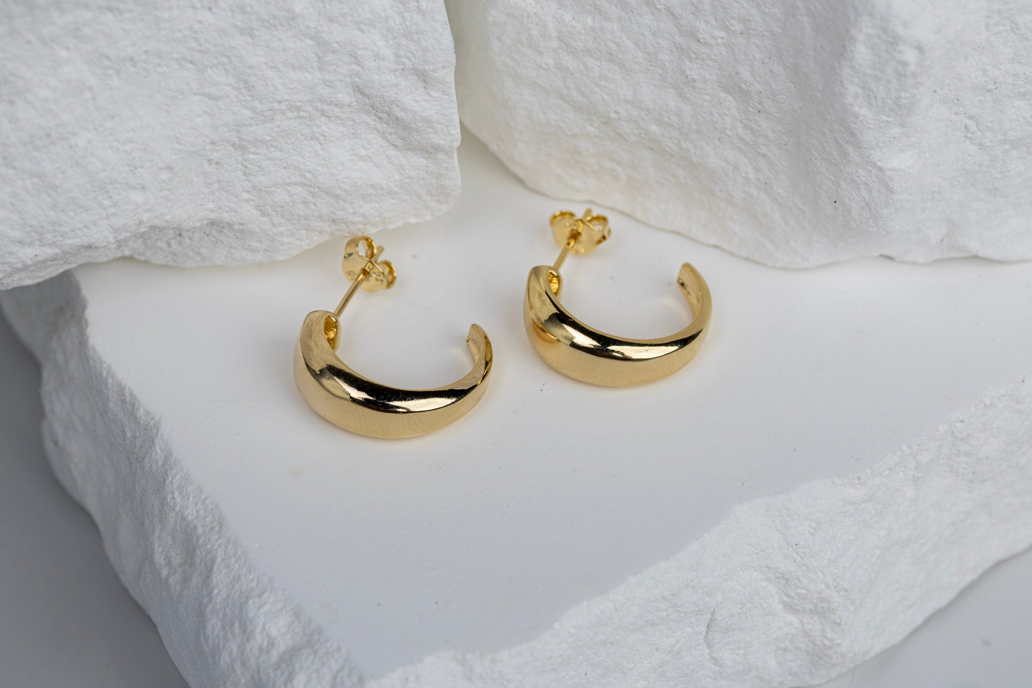 CAMi 18k Gold Filled Polished Curve C-Hoop Earrings – Classic Elegance & Handcrafted in Brazil