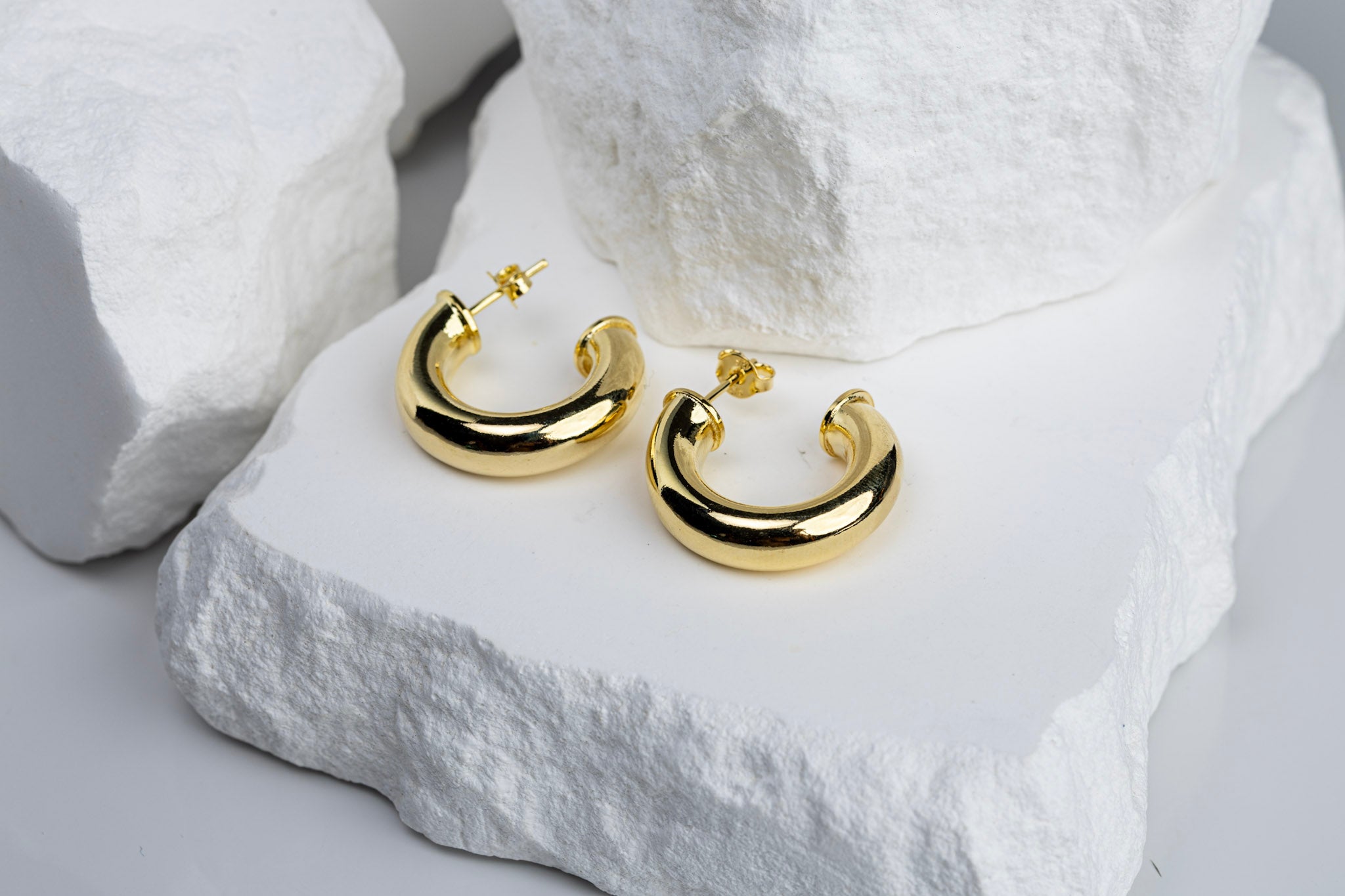 CAMi 18k Gold Filled 25mm Chubby C-Hoop Earrings – Bold, Modern & Effortlessly Chic